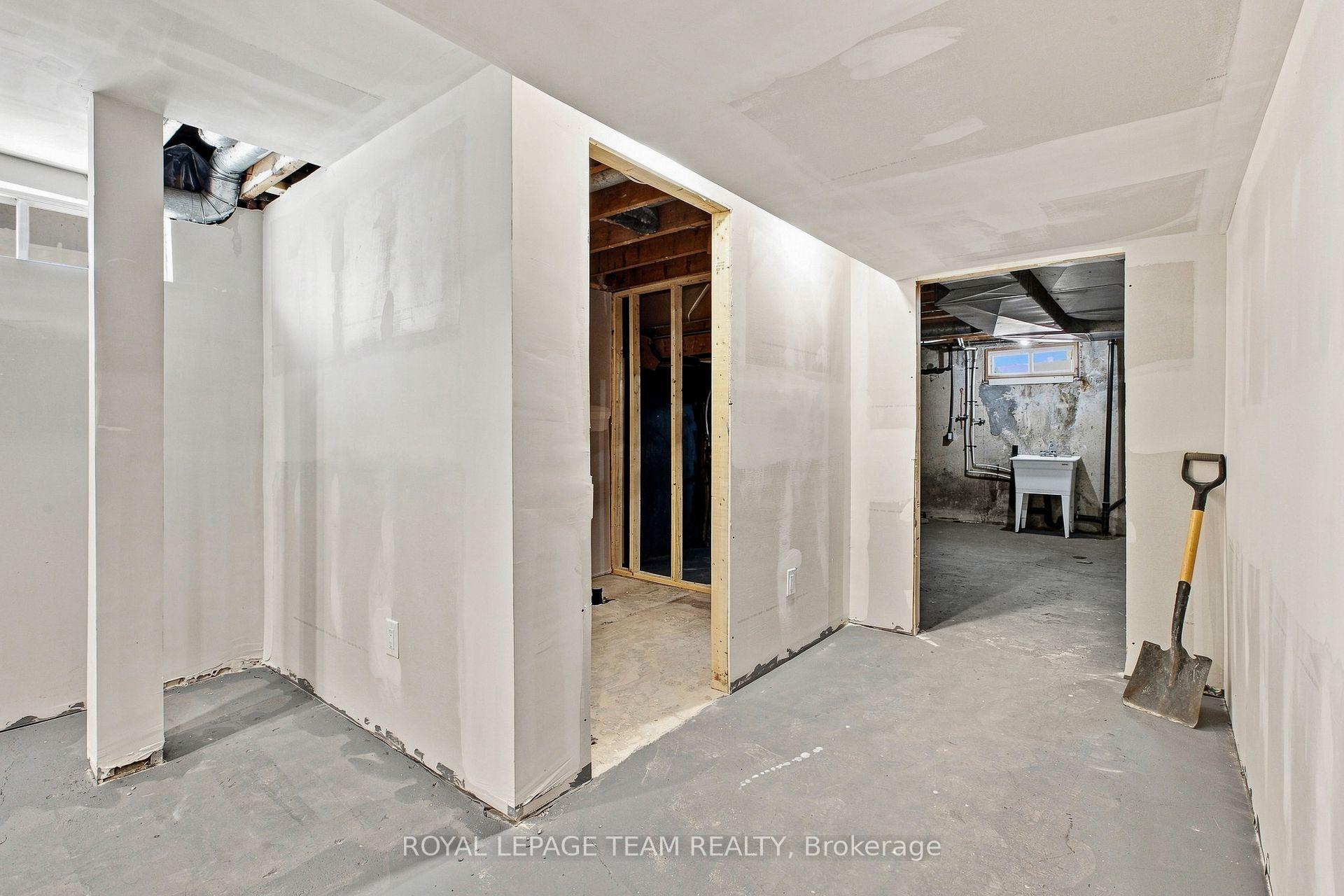 Photo 32 of 1001 Meadowlands Drive, Ottawa, Carleton Square — HOMEH