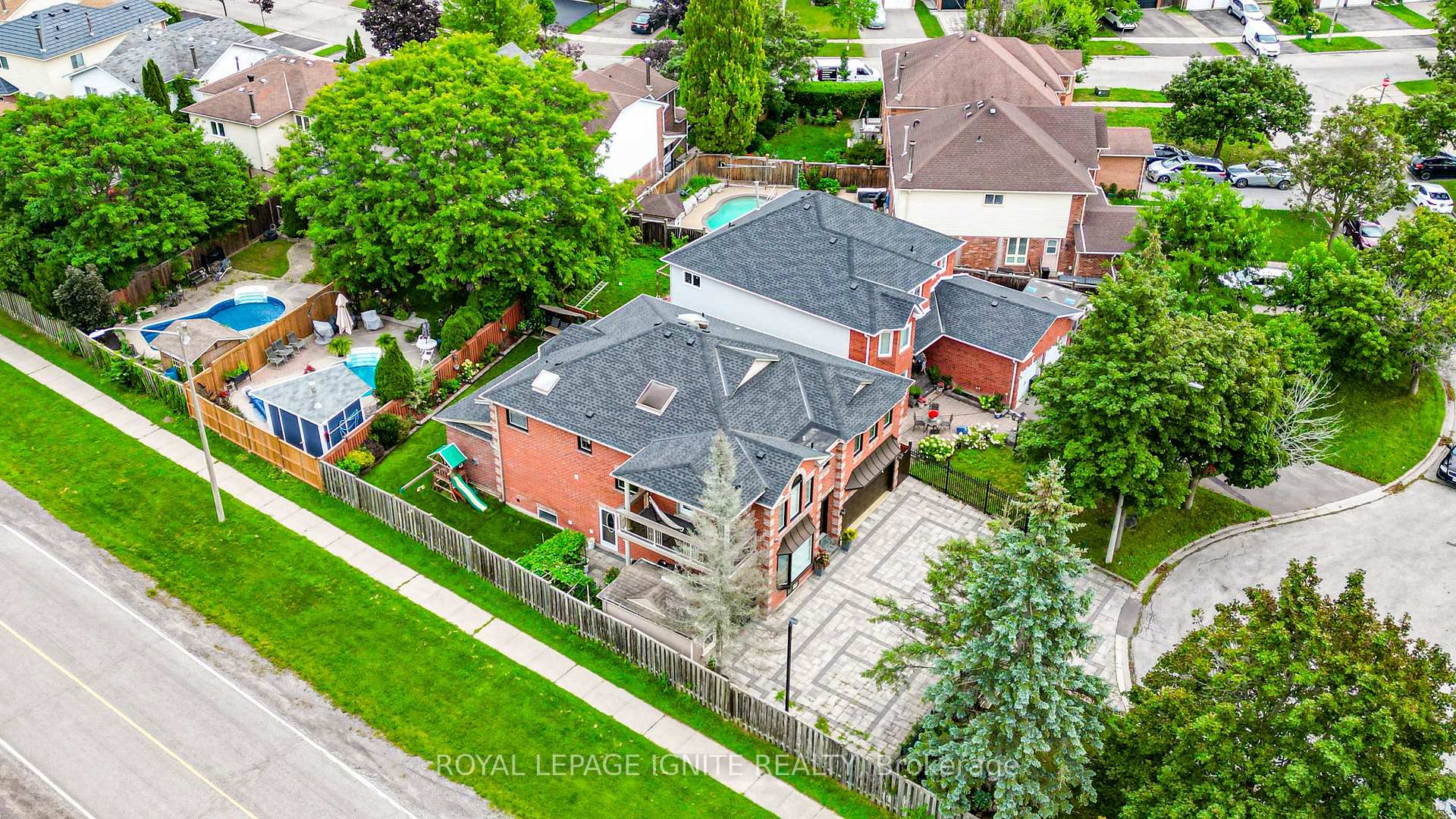 Photo 10 of 1592 Harrowsmith Court N, Pickering, Brock Ridge — HOMEH