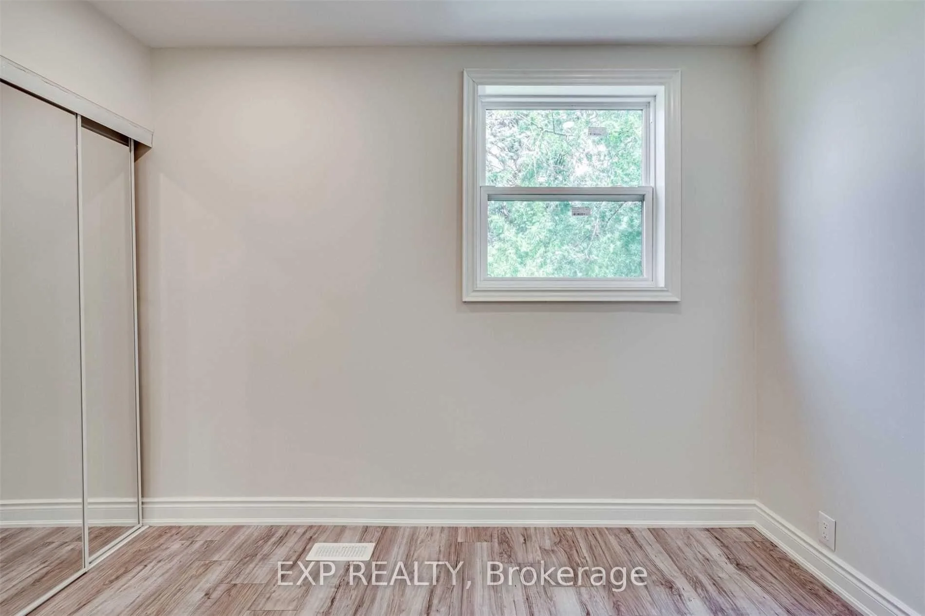 Photo 11 of Unit Upper, 487 Brucedale Avenue E, Hamilton, Eastmount — HOMEH