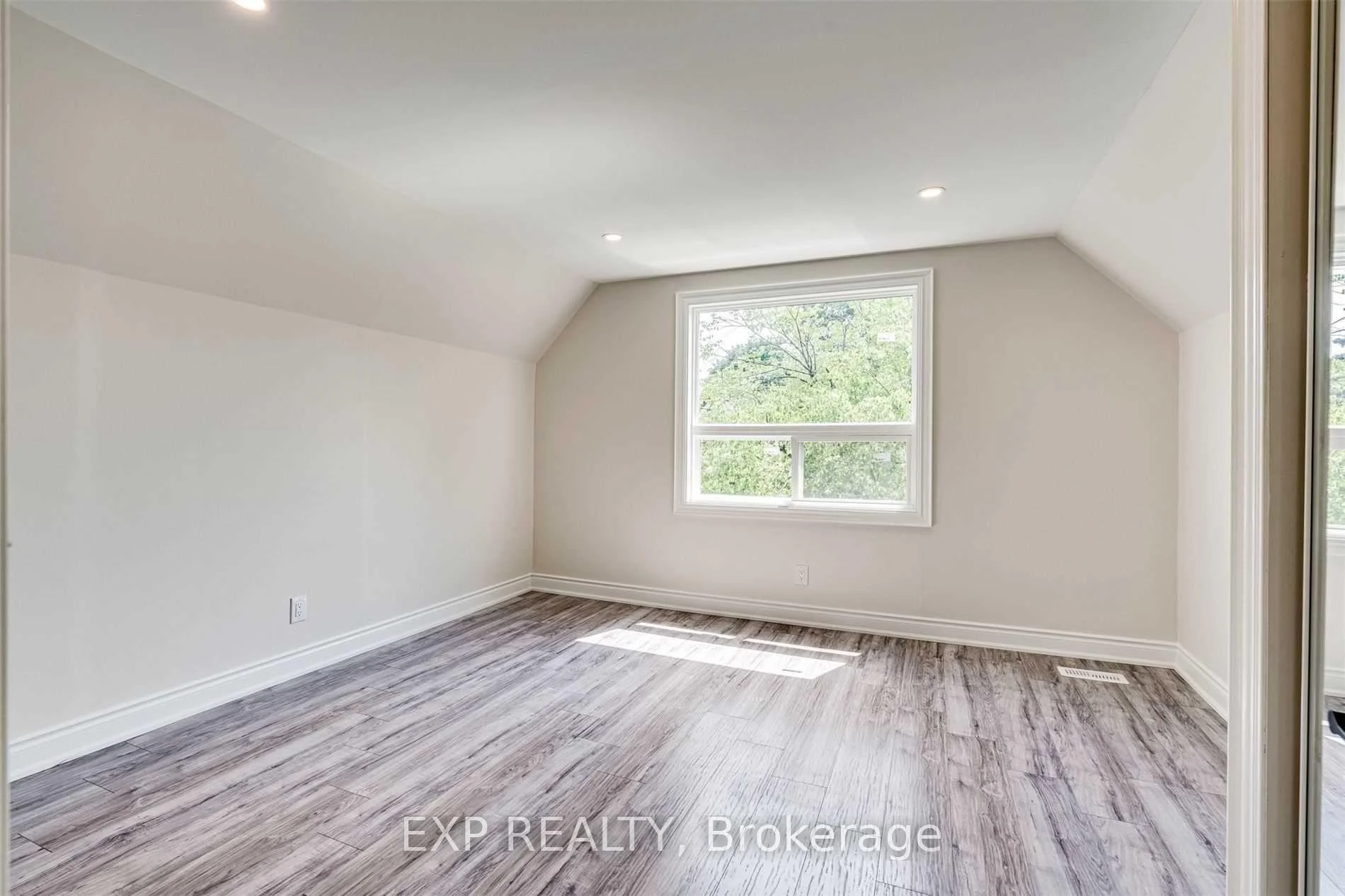 Photo 13 of Unit Upper, 487 Brucedale Avenue E, Hamilton, Eastmount — HOMEH