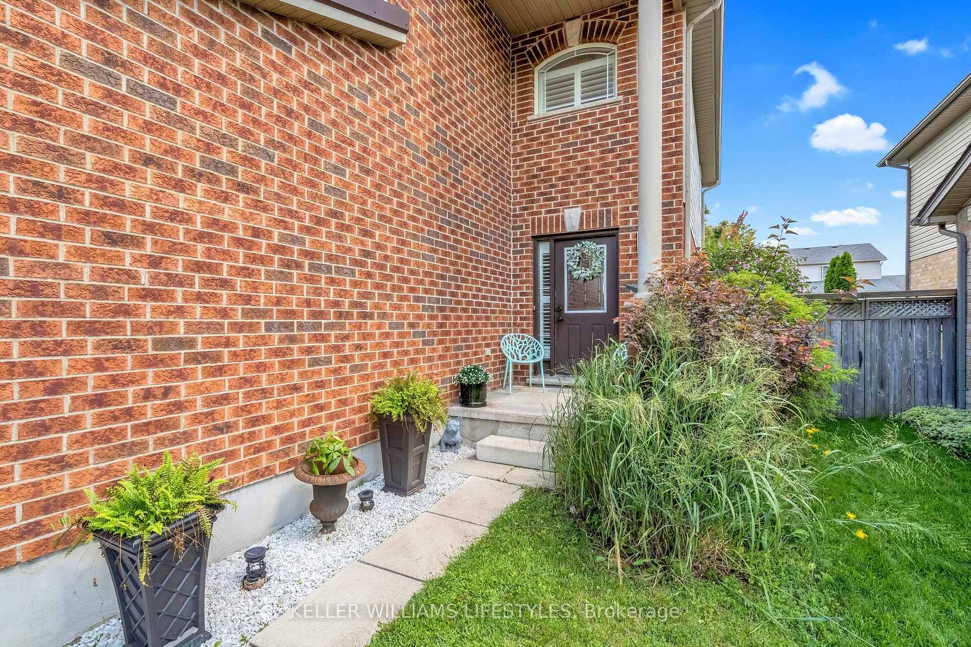 Photo 4 of 1726 Ennismore Crescent, London, North E — HOMEH