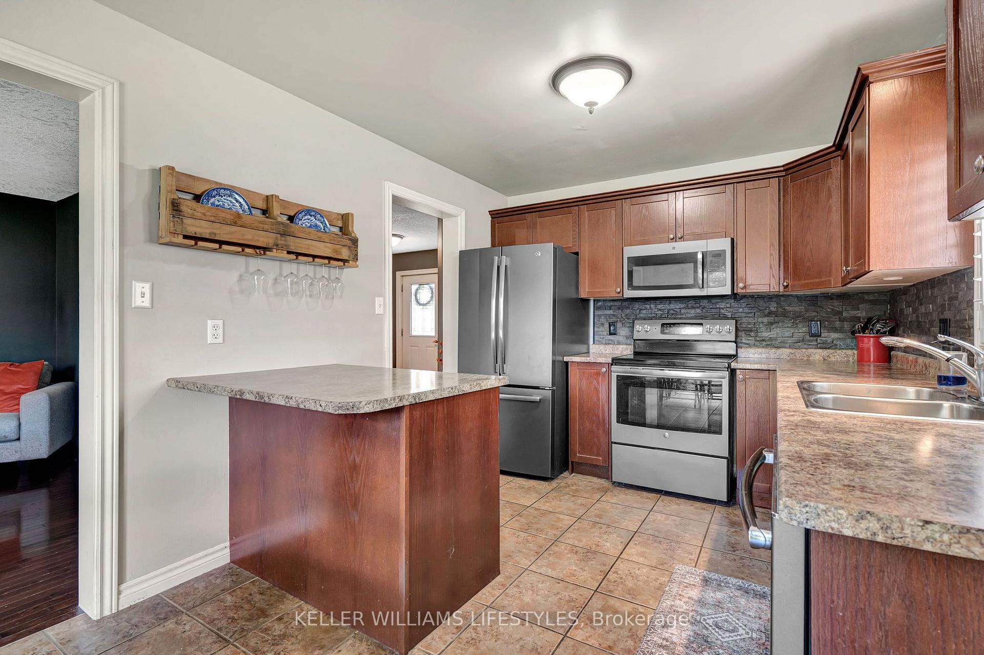 Photo 14 of 1726 Ennismore Crescent, London, North E — HOMEH