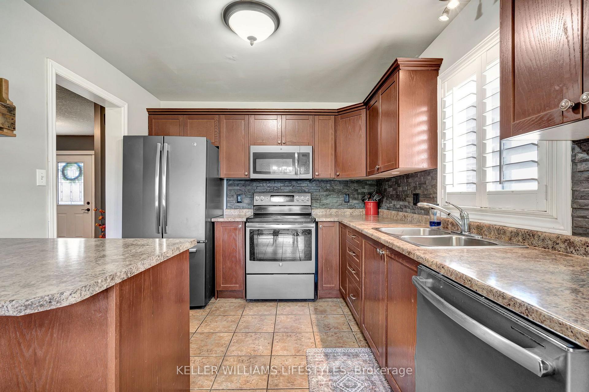 Photo 15 of 1726 Ennismore Crescent, London, North E — HOMEH