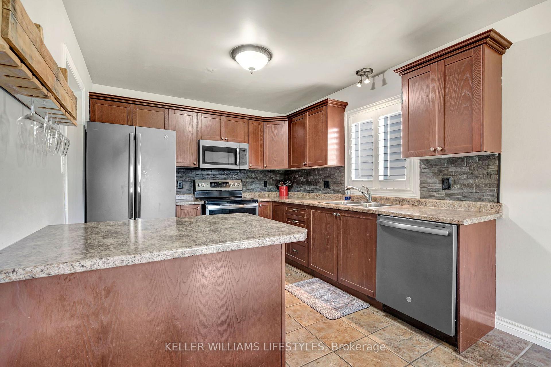 Photo 16 of 1726 Ennismore Crescent, London, North E — HOMEH