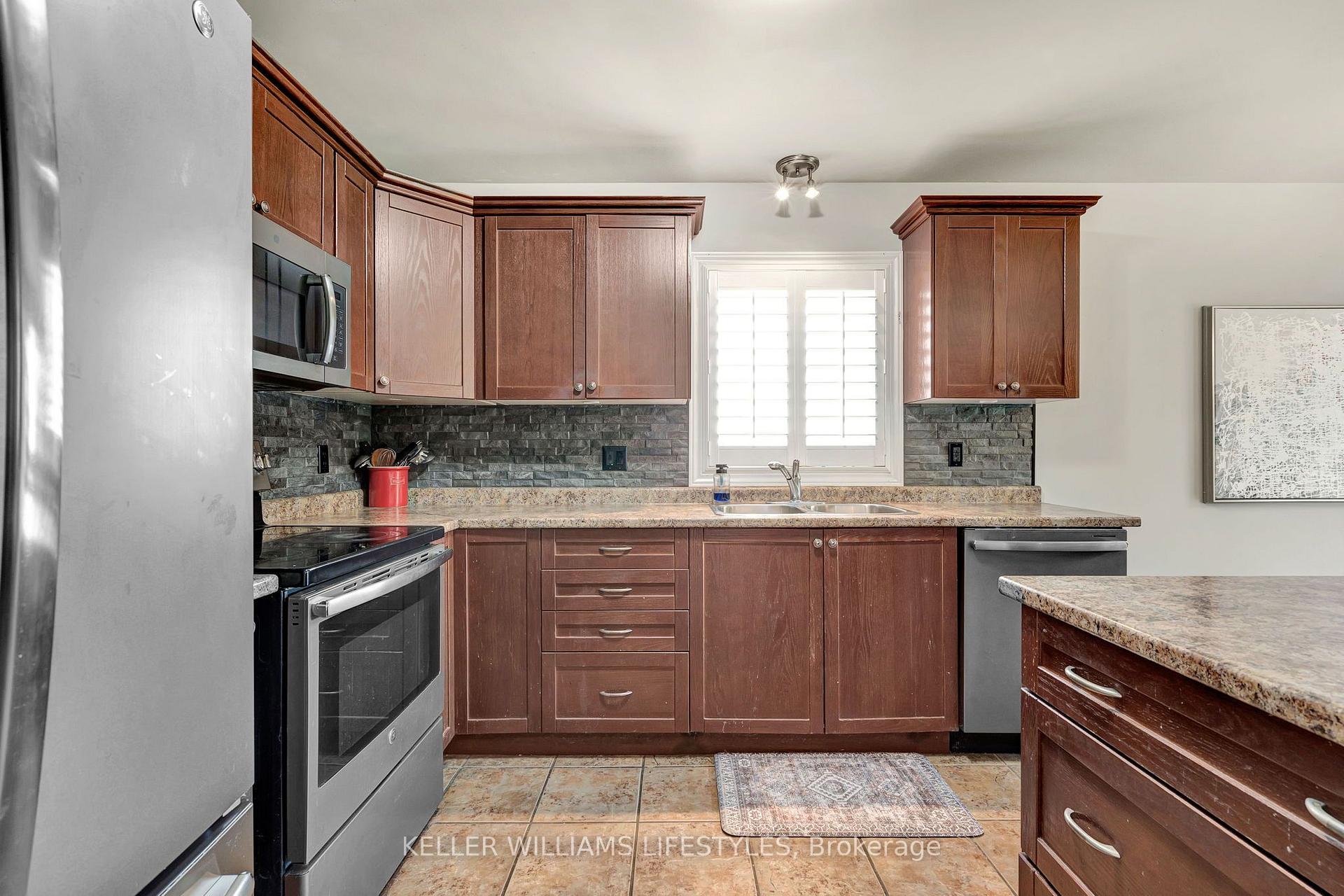 Photo 17 of 1726 Ennismore Crescent, London, North E — HOMEH