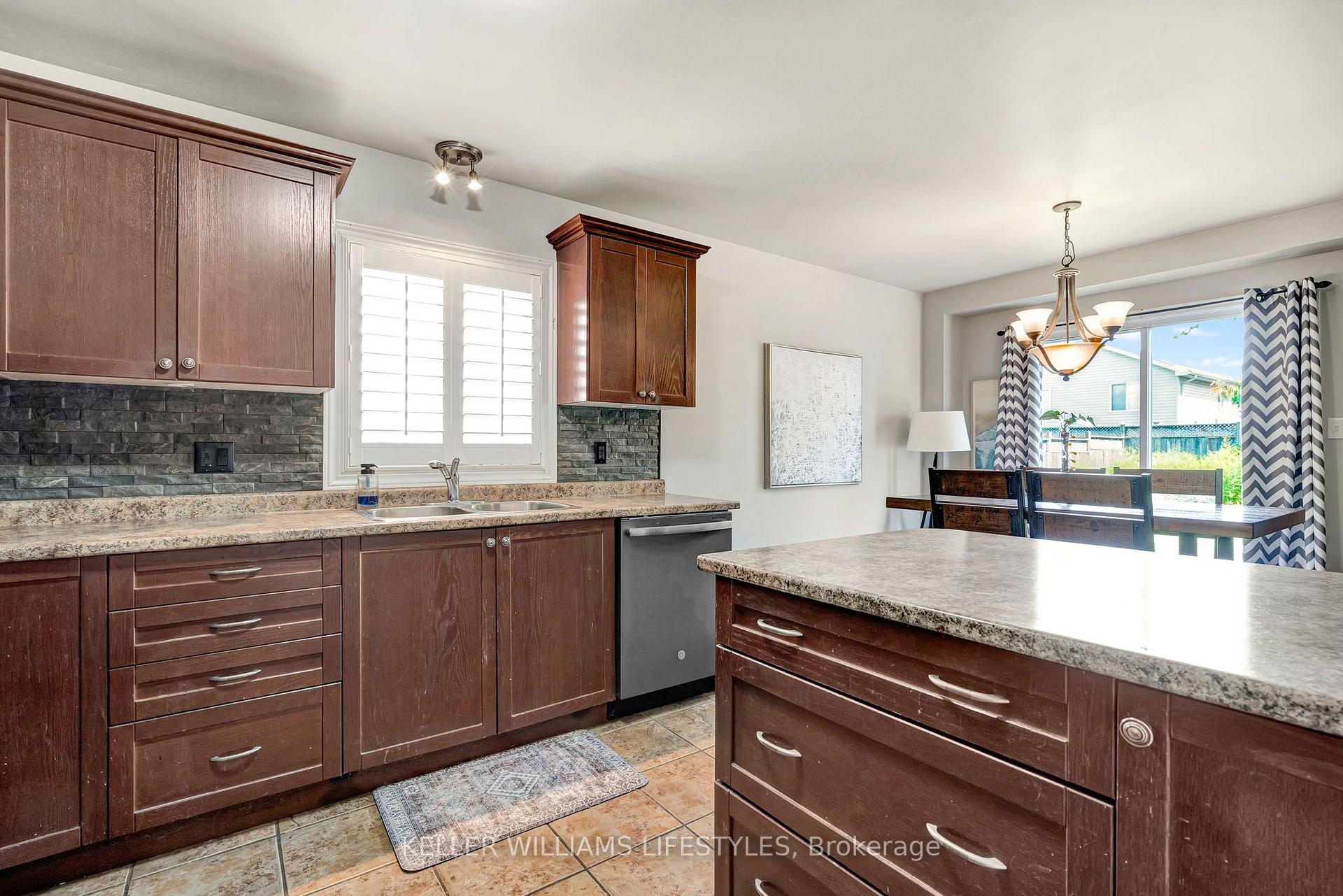 Photo 18 of 1726 Ennismore Crescent, London, North E — HOMEH
