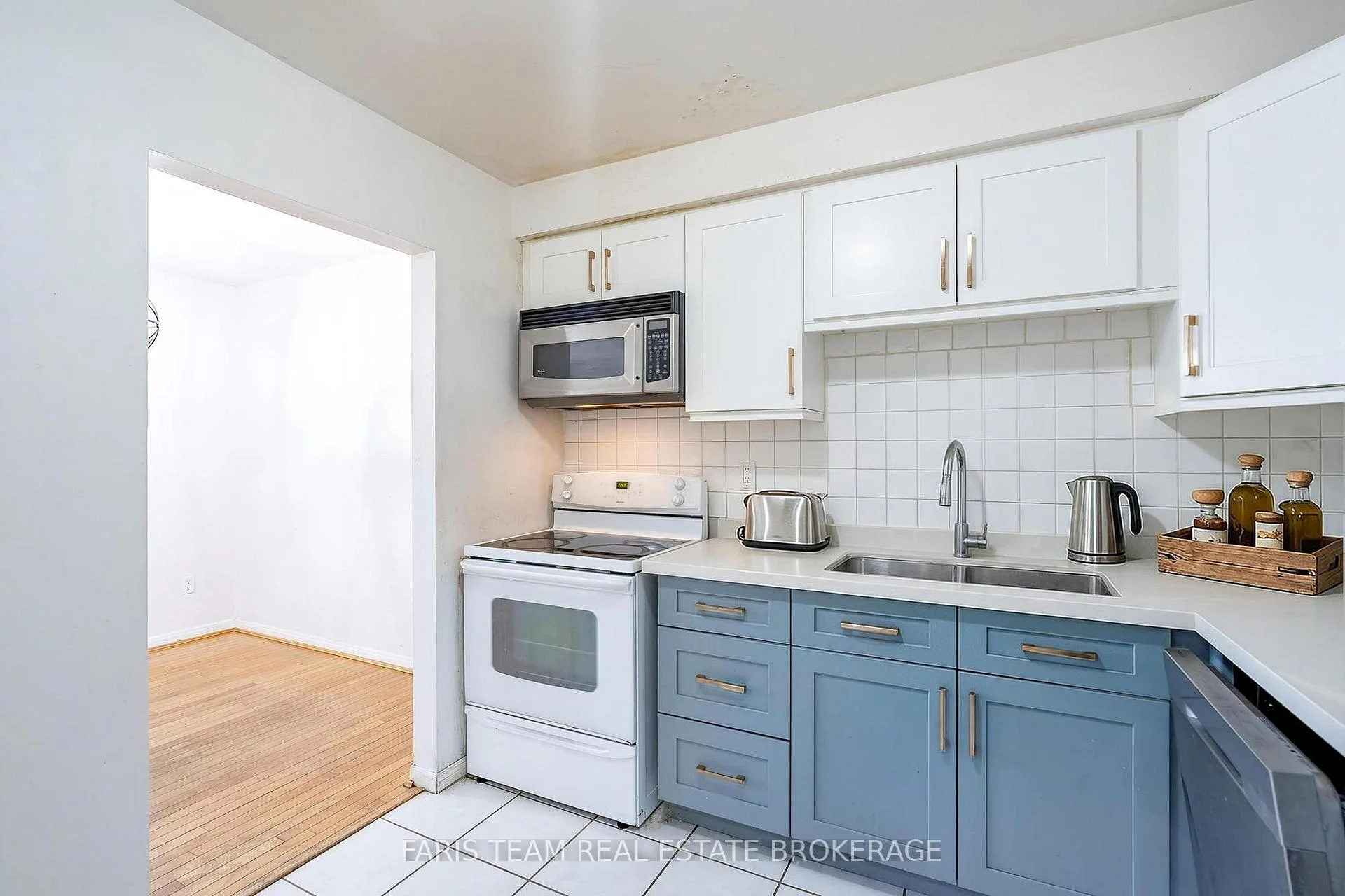 Photo 6 of 58 Chaucer Crescent, Barrie, Letitia Heights — HOMEH