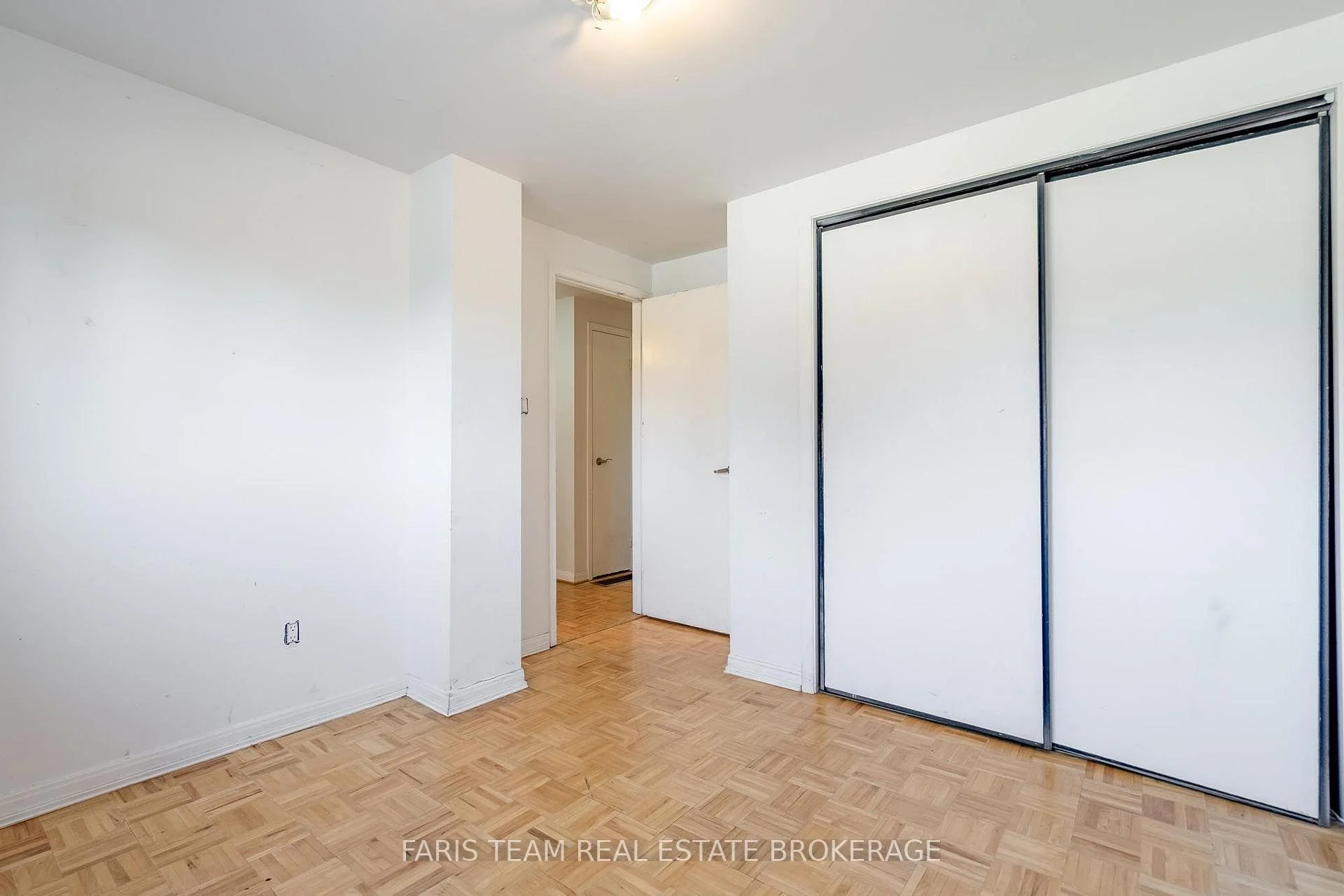 Photo 17 of 58 Chaucer Crescent, Barrie, Letitia Heights — HOMEH