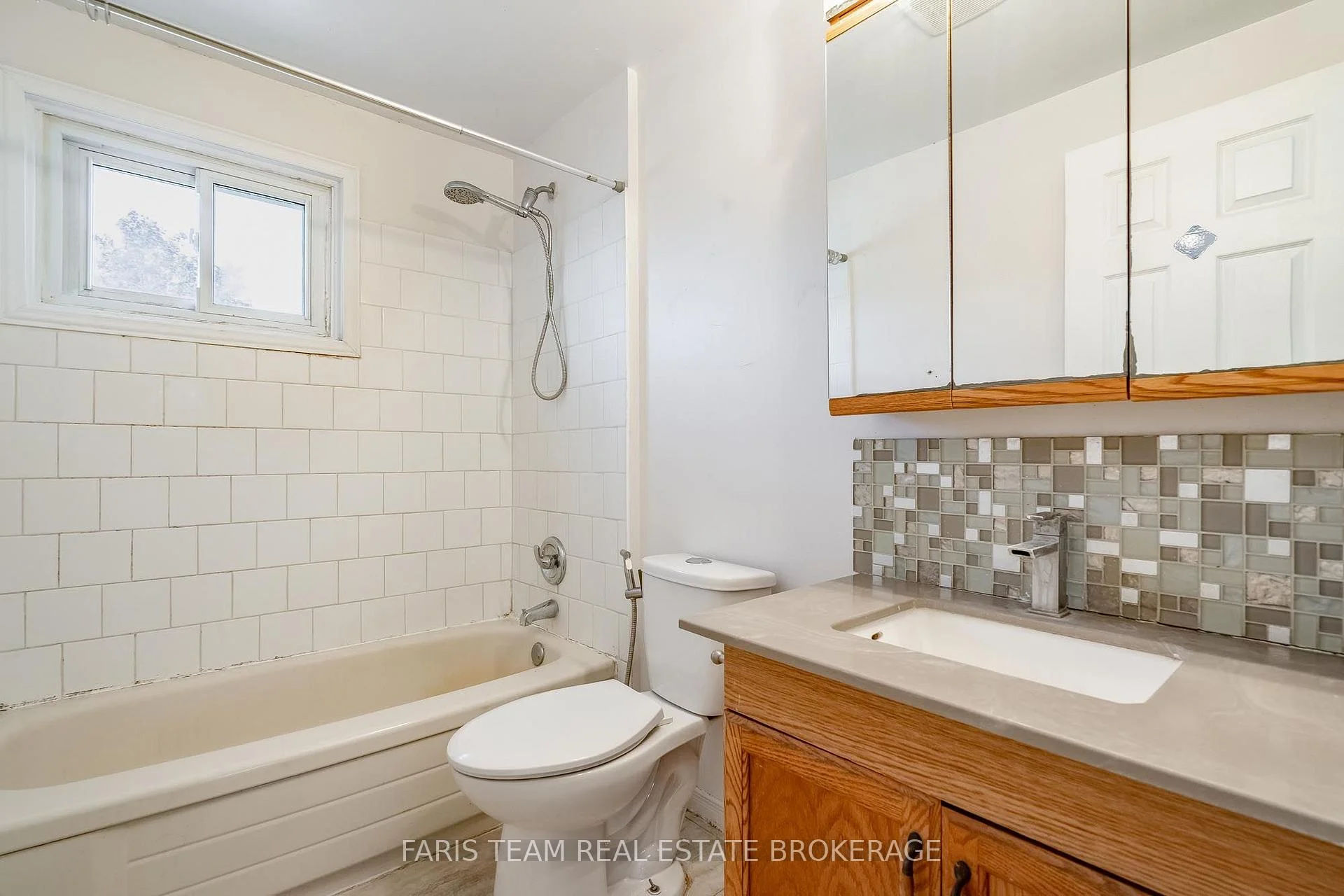 Photo 22 of 58 Chaucer Crescent, Barrie, Letitia Heights — HOMEH
