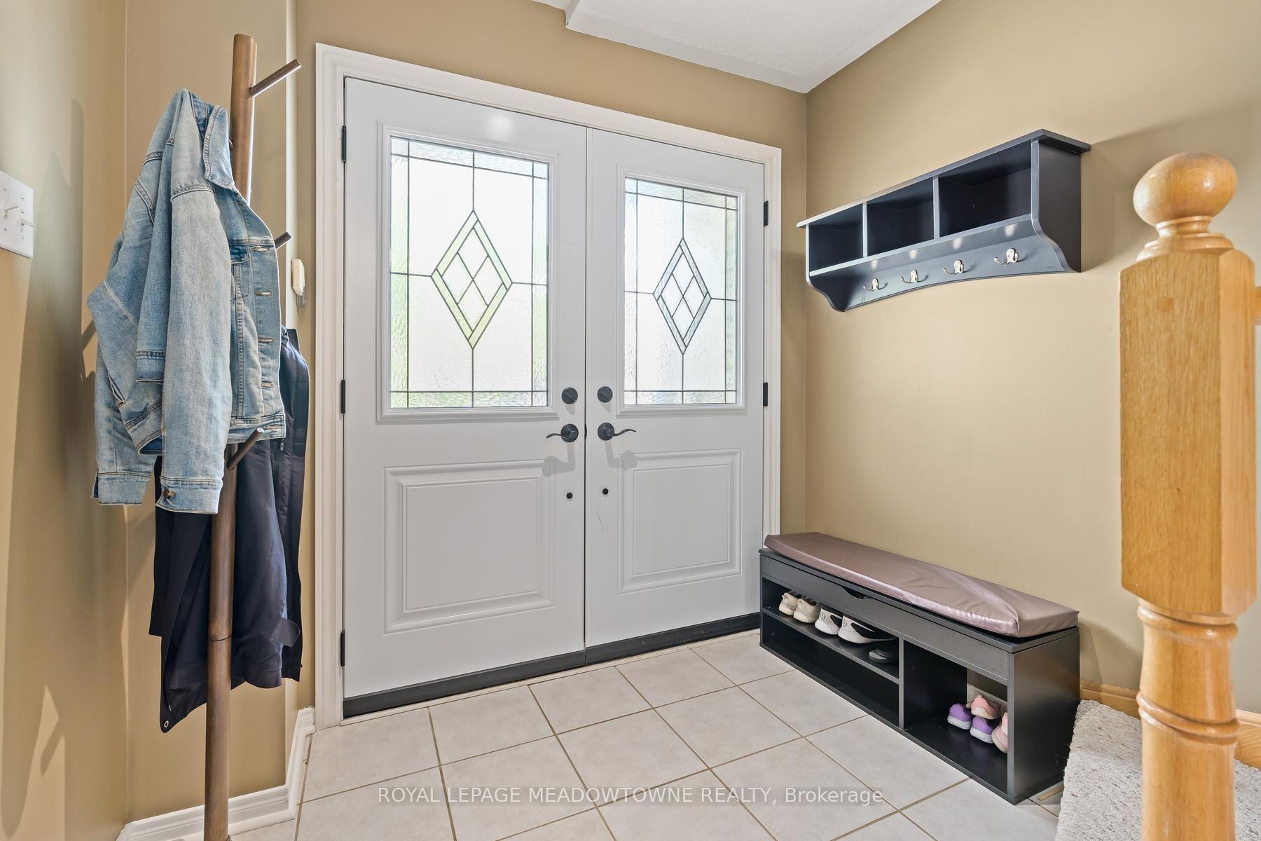 Photo 3 of 136 Dominion Gardens Drive, Halton Hills, Georgetown — HOMEH
