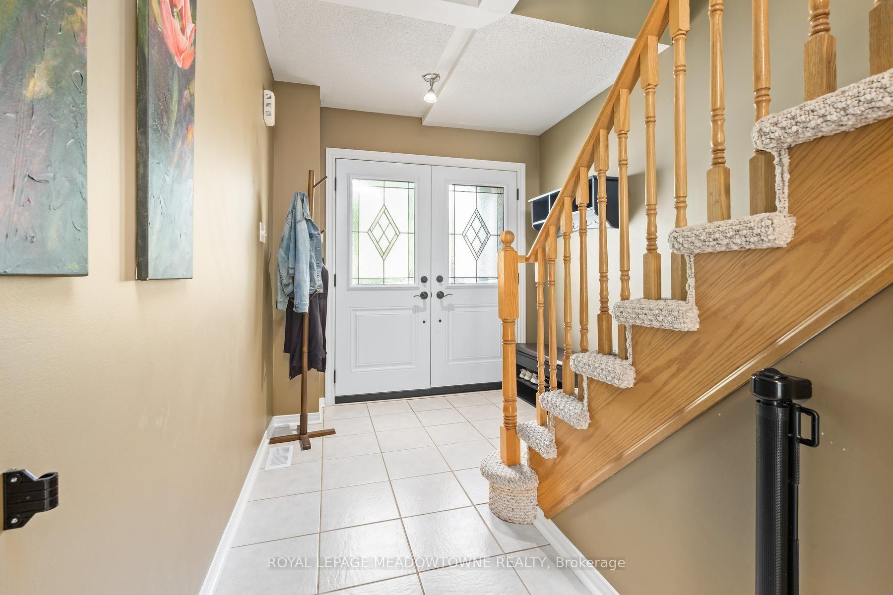 Photo 4 of 136 Dominion Gardens Drive, Halton Hills, Georgetown — HOMEH