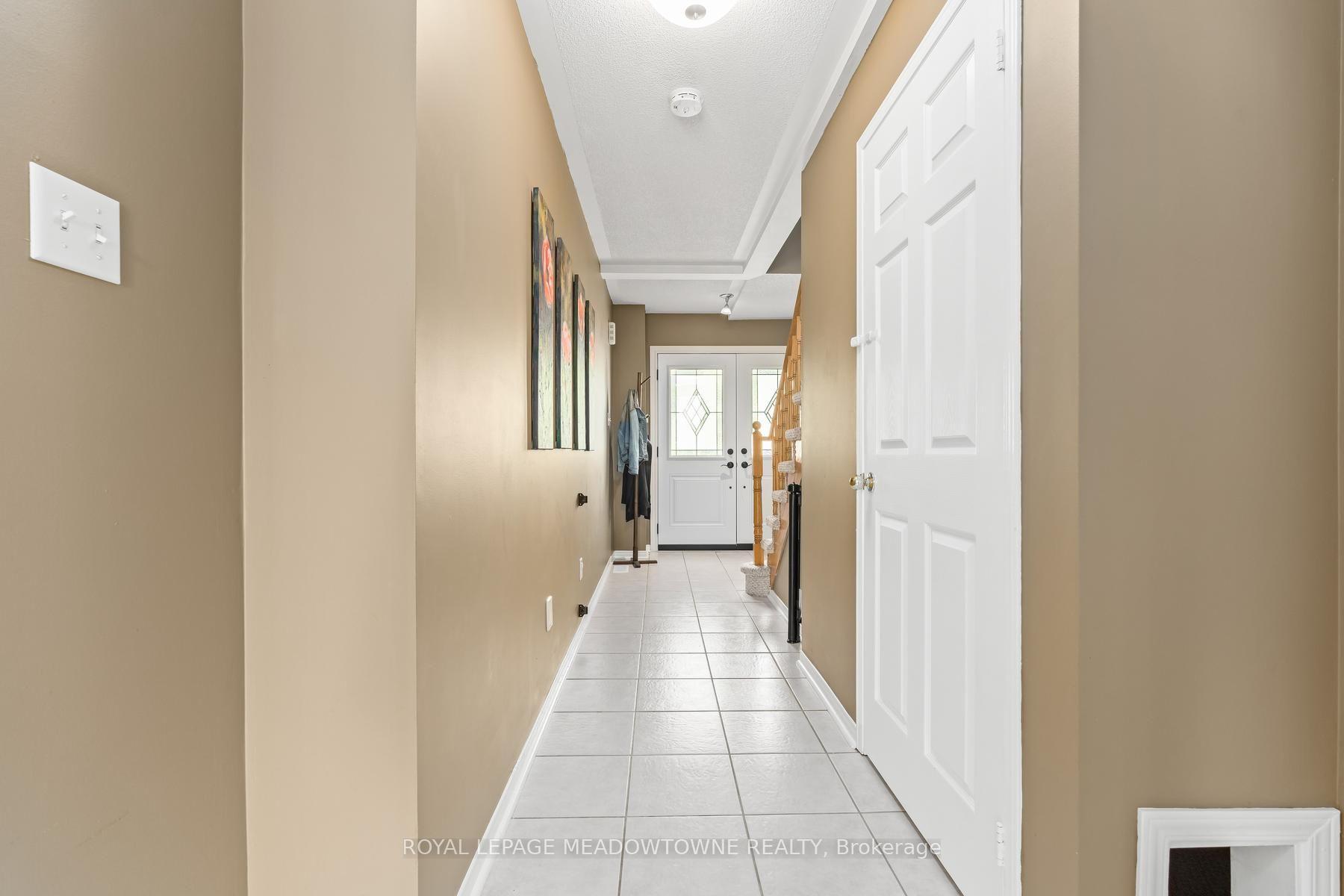Photo 5 of 136 Dominion Gardens Drive, Halton Hills, Georgetown — HOMEH