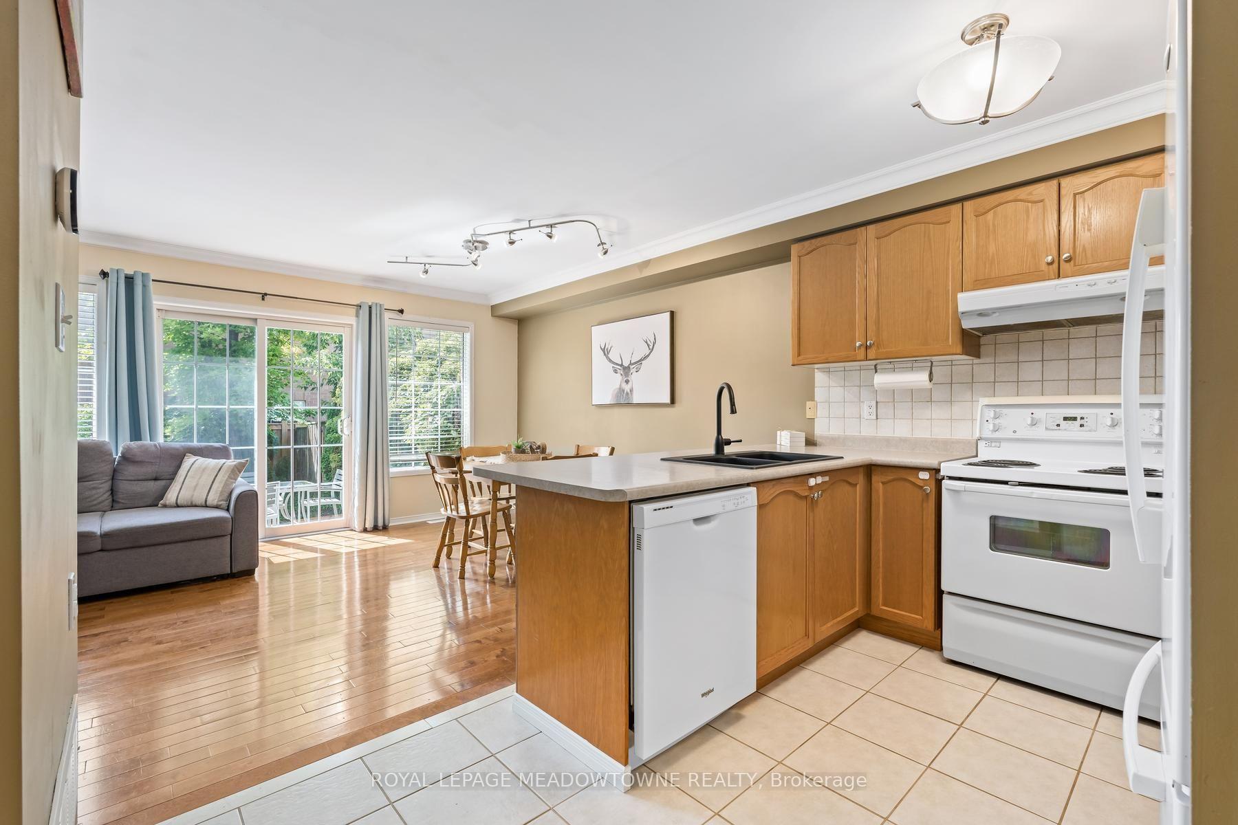 Photo 6 of 136 Dominion Gardens Drive, Halton Hills, Georgetown — HOMEH
