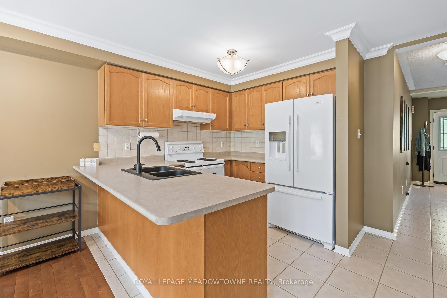 Photo 8 of 136 Dominion Gardens Drive, Halton Hills, Georgetown — HOMEH