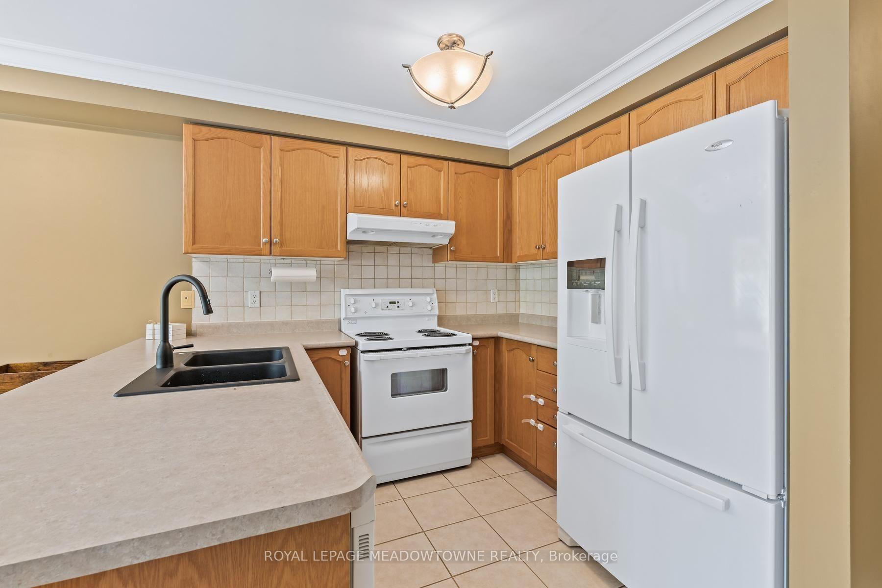 Photo 9 of 136 Dominion Gardens Drive, Halton Hills, Georgetown — HOMEH