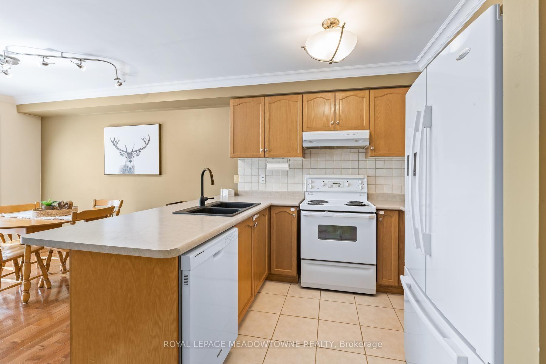 Photo 10 of 136 Dominion Gardens Drive, Halton Hills, Georgetown — HOMEH