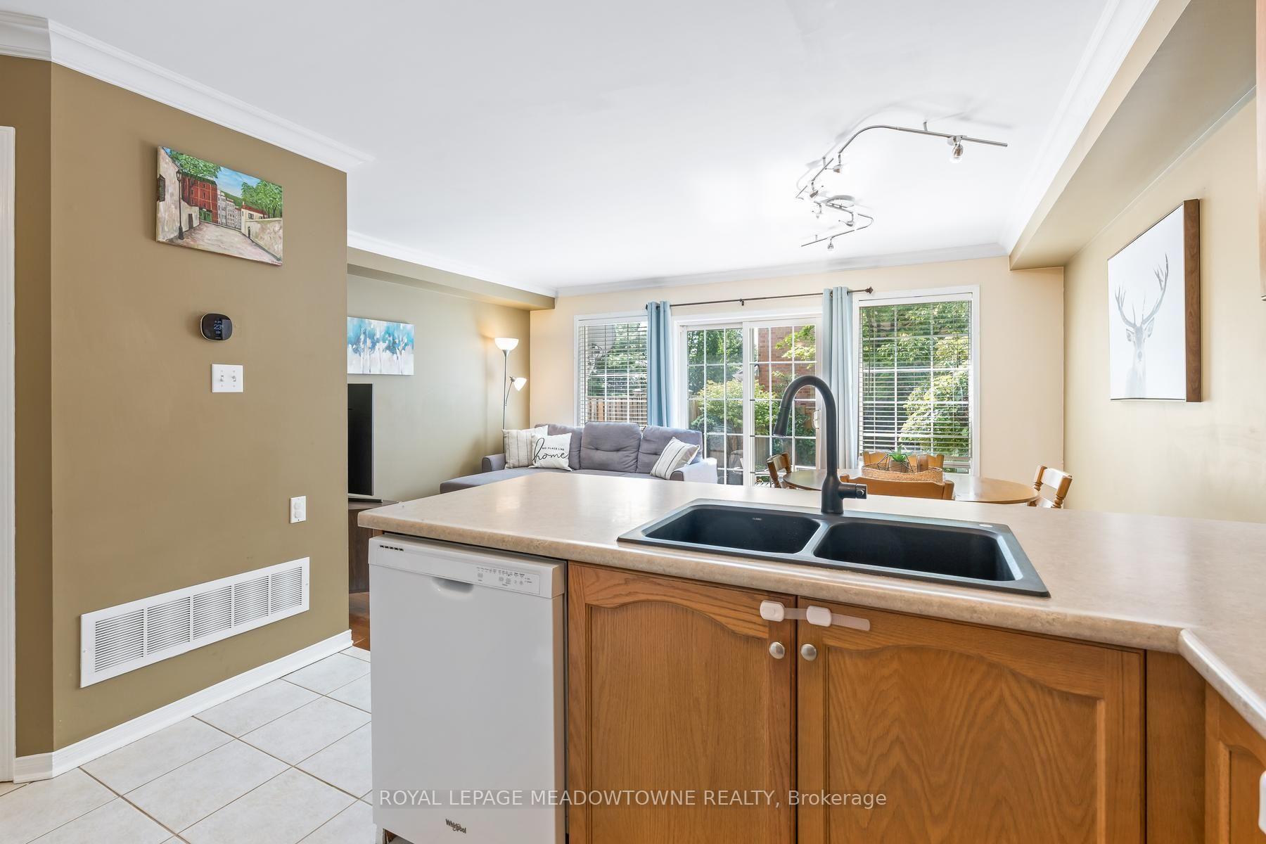 Photo 11 of 136 Dominion Gardens Drive, Halton Hills, Georgetown — HOMEH