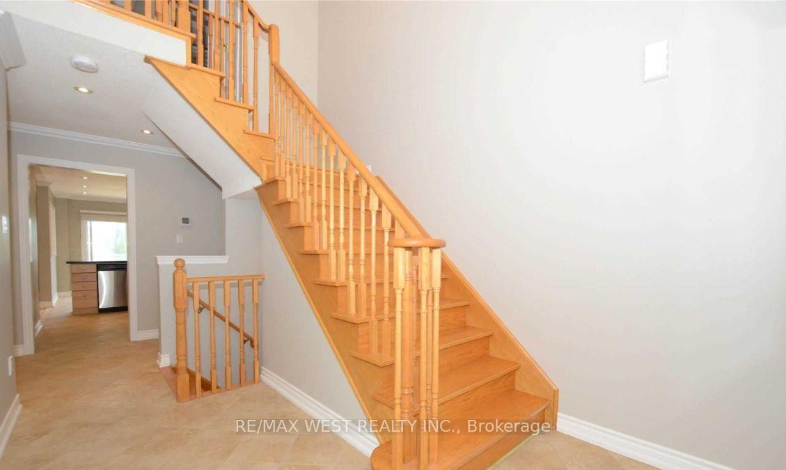 Photo 2 of 49 Bestview Crescent, Vaughan, Rural Vaughan — HOMEH