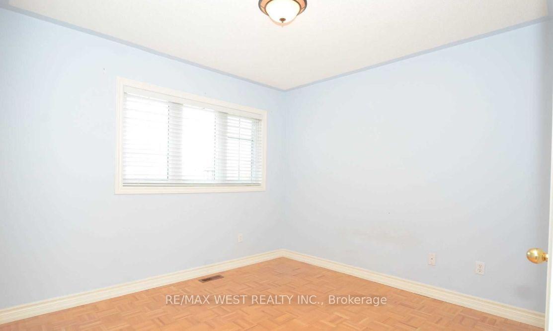 Photo 10 of 49 Bestview Crescent, Vaughan, Rural Vaughan — HOMEH
