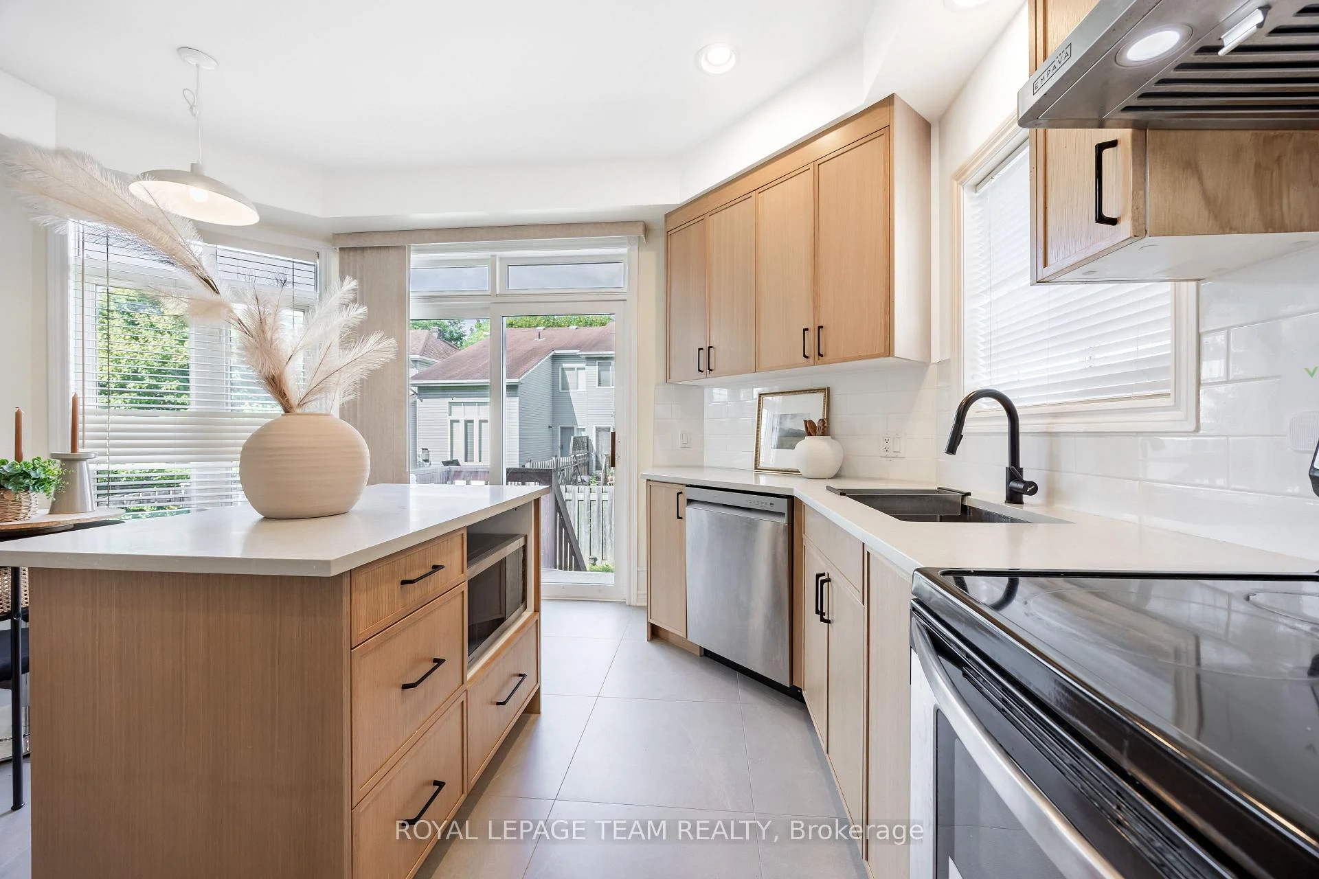 Photo 3 of 19 Dunn Street, Ottawa, Kanata - Beaverbrook — HOMEH