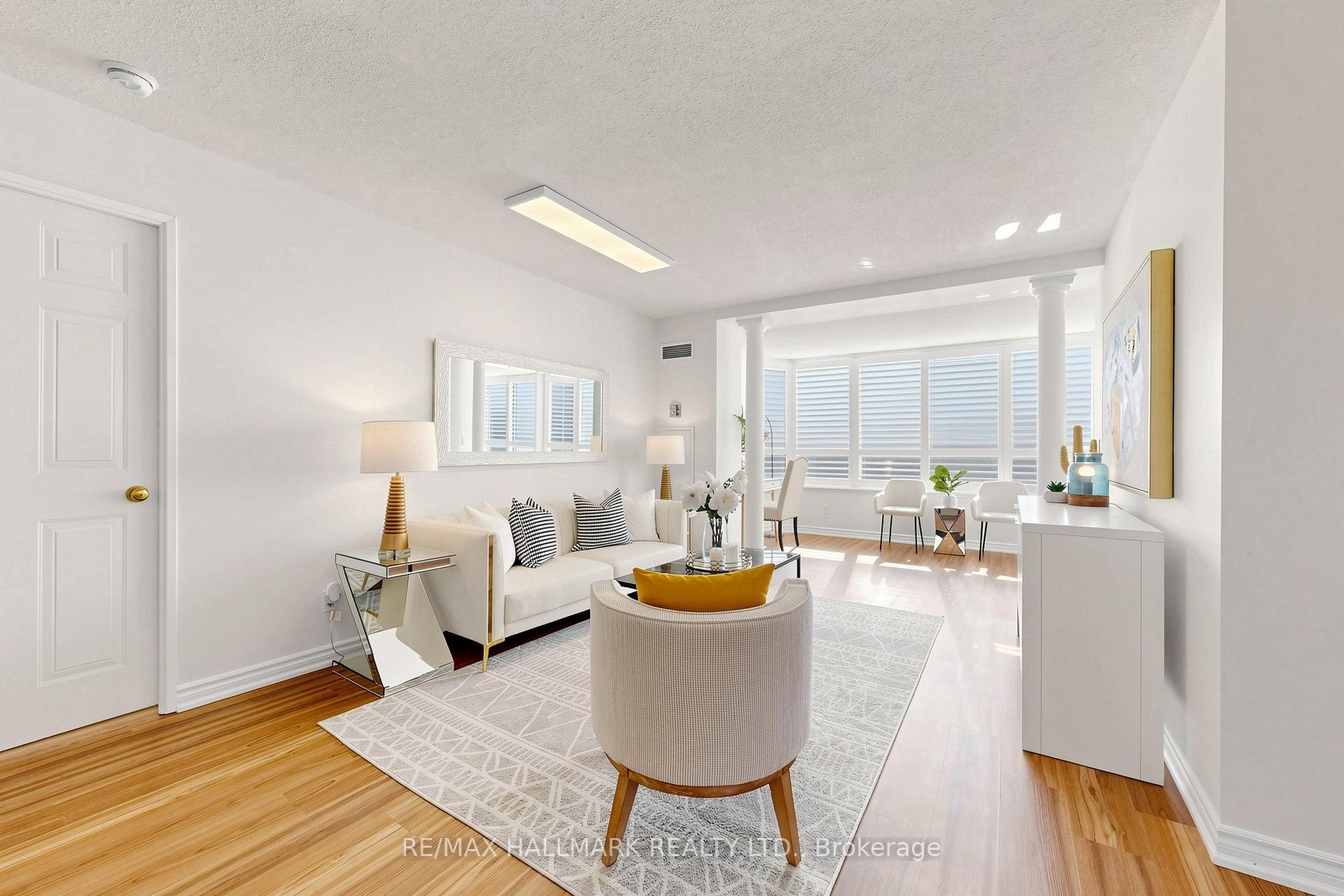 Photo 2 of Unit 210, 33 Weldrick Road E, Richmond Hill, Observatory — HOMEH