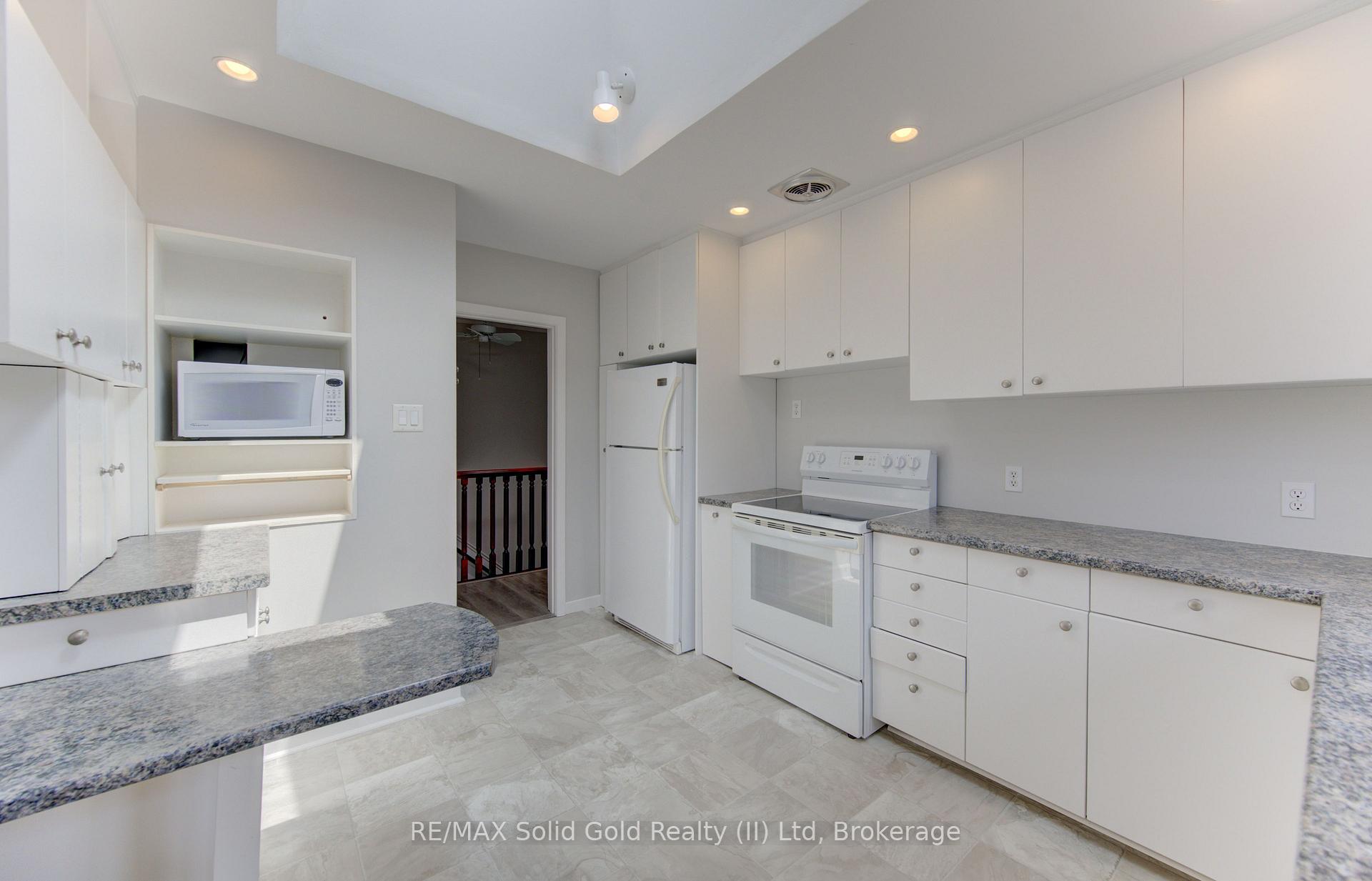 Photo 8 of 139 Trafalgar Avenue, Kitchener, Stanley Park — HOMEH