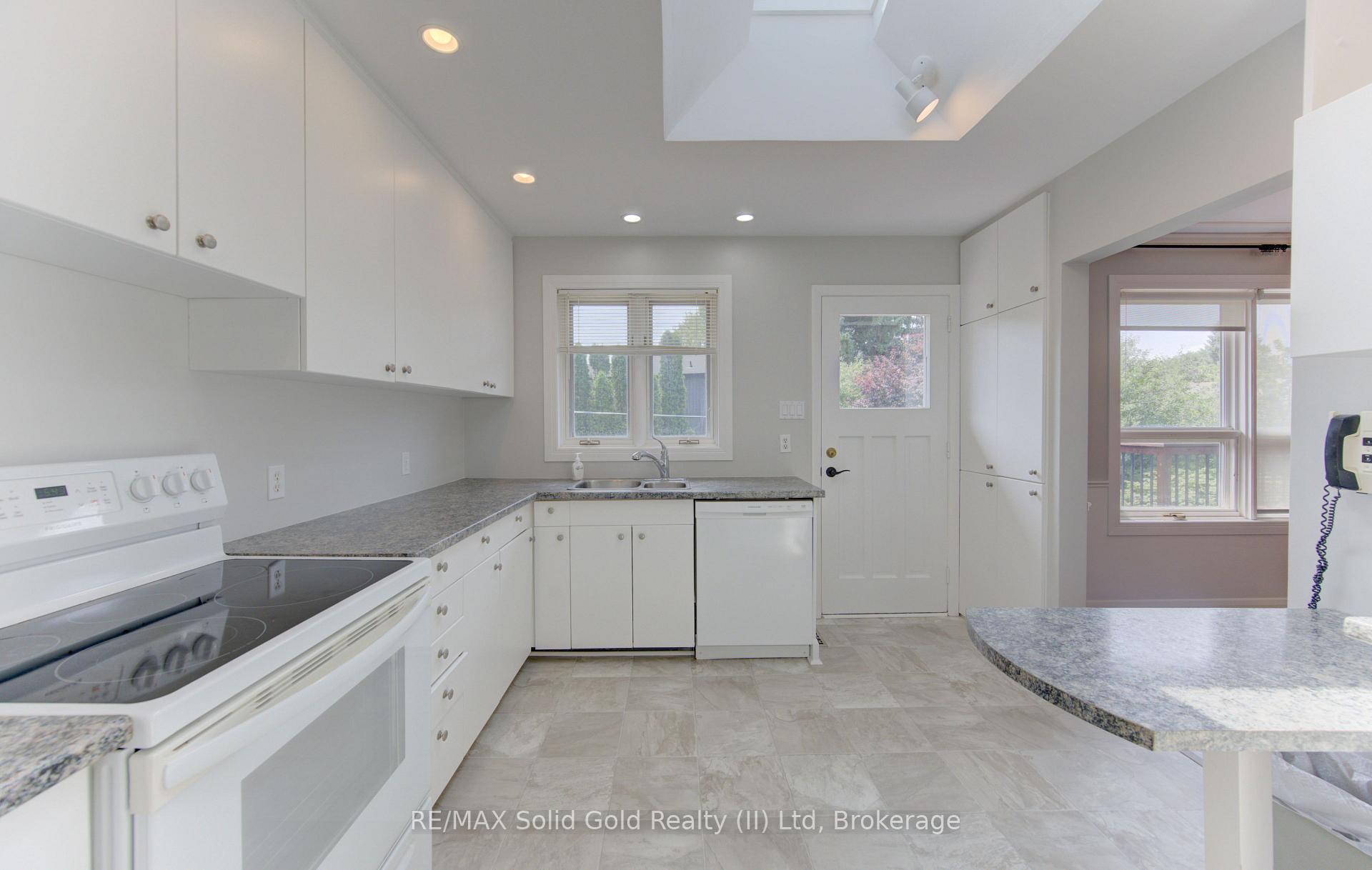 Photo 10 of 139 Trafalgar Avenue, Kitchener, Stanley Park — HOMEH