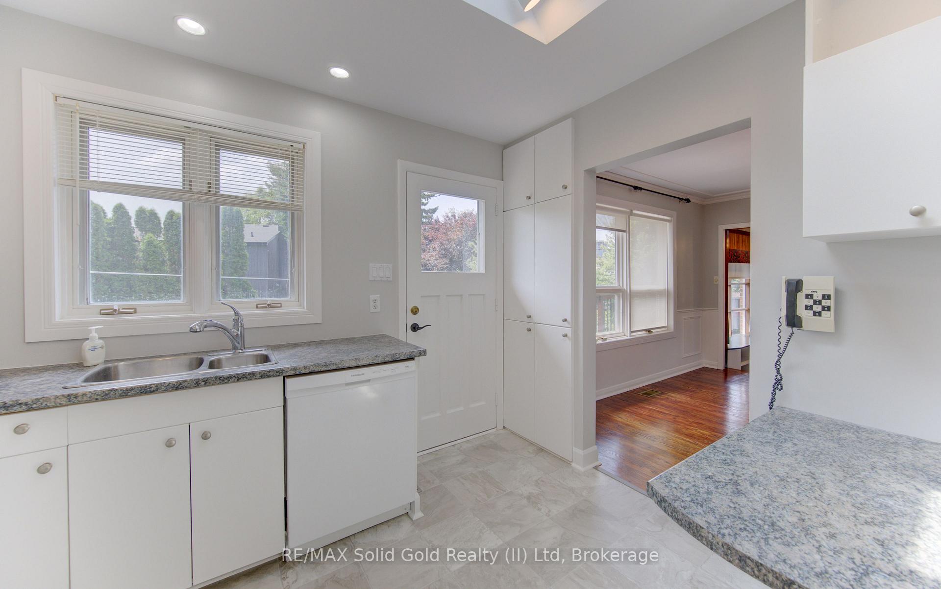 Photo 11 of 139 Trafalgar Avenue, Kitchener, Stanley Park — HOMEH