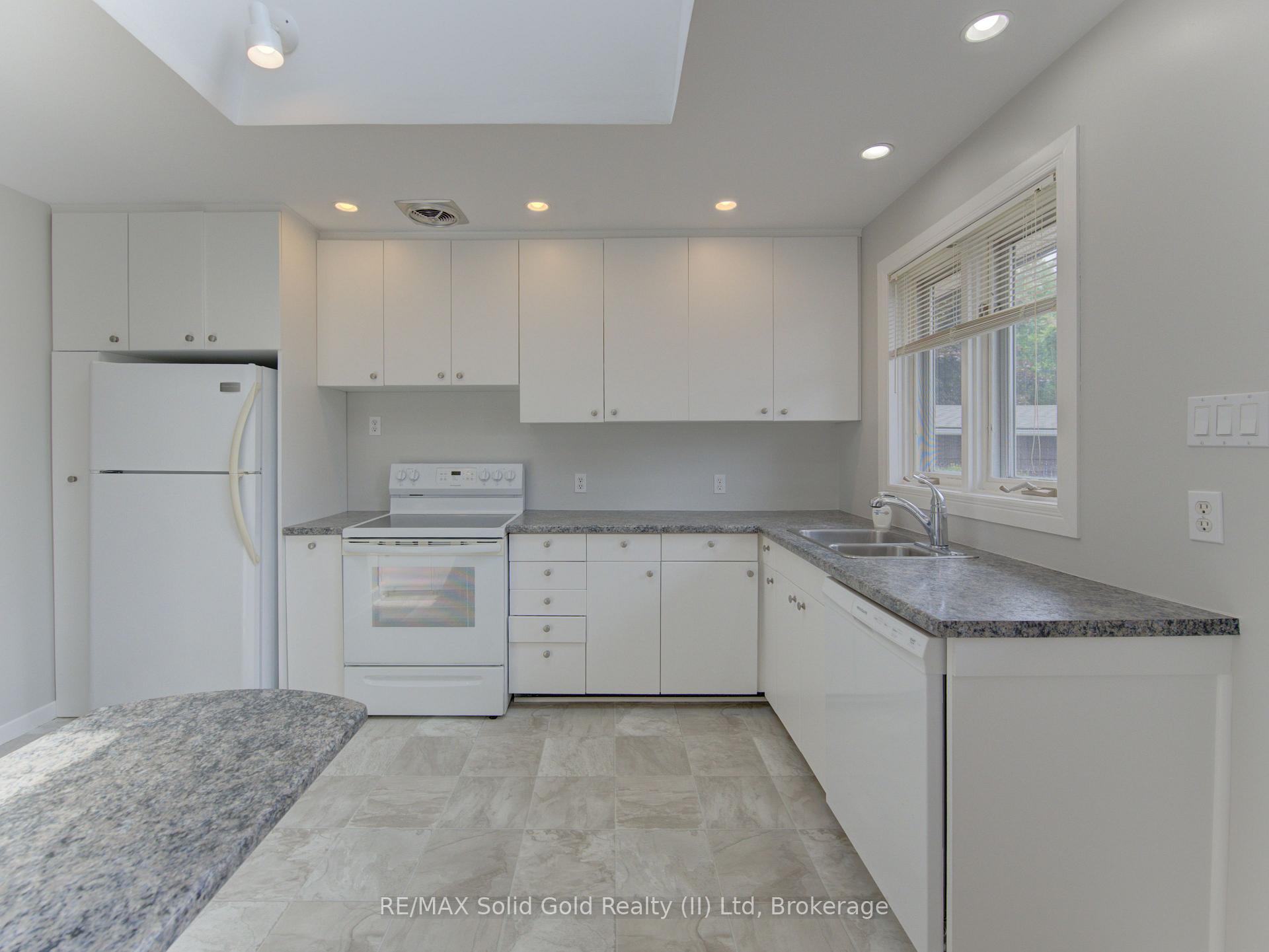 Photo 12 of 139 Trafalgar Avenue, Kitchener, Stanley Park — HOMEH