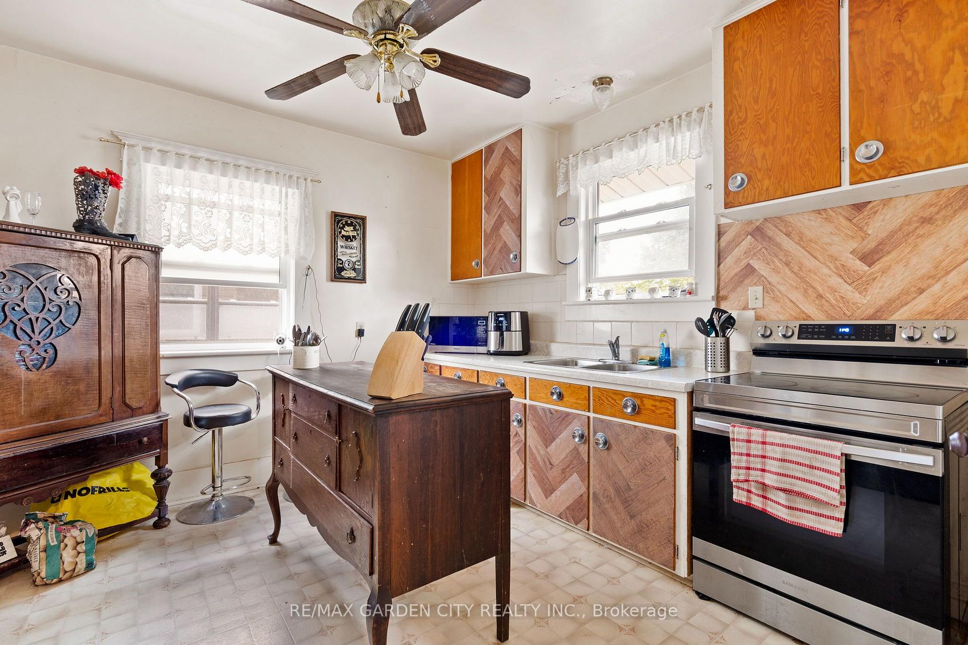 Photo 7 of 4842 Fourth Avenue, Niagara Falls, Cherrywood — HOMEH