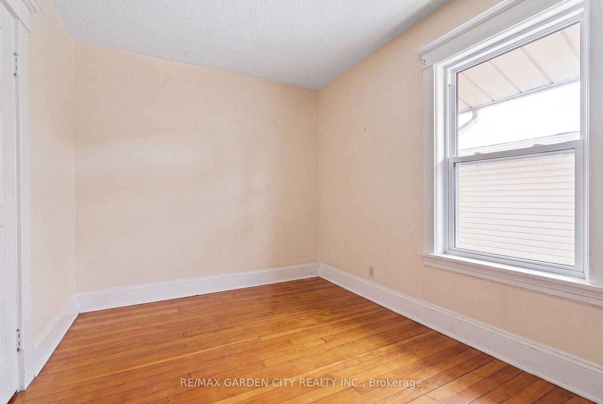 Photo 12 of 4842 Fourth Avenue, Niagara Falls, Cherrywood — HOMEH
