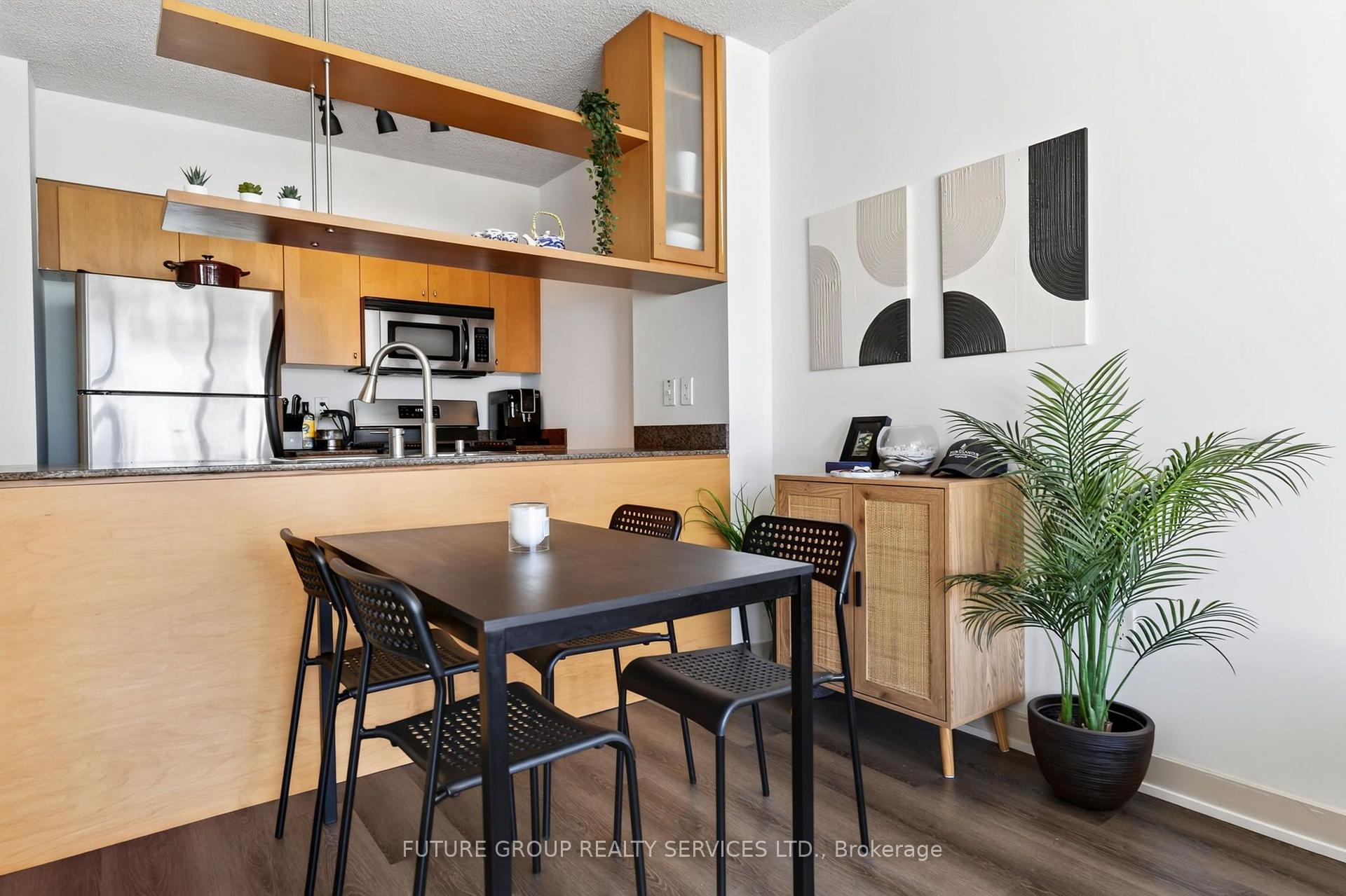 Photo 2 of 5 Mariner Terrace, Toronto, Waterfront Communities — HOMEH
