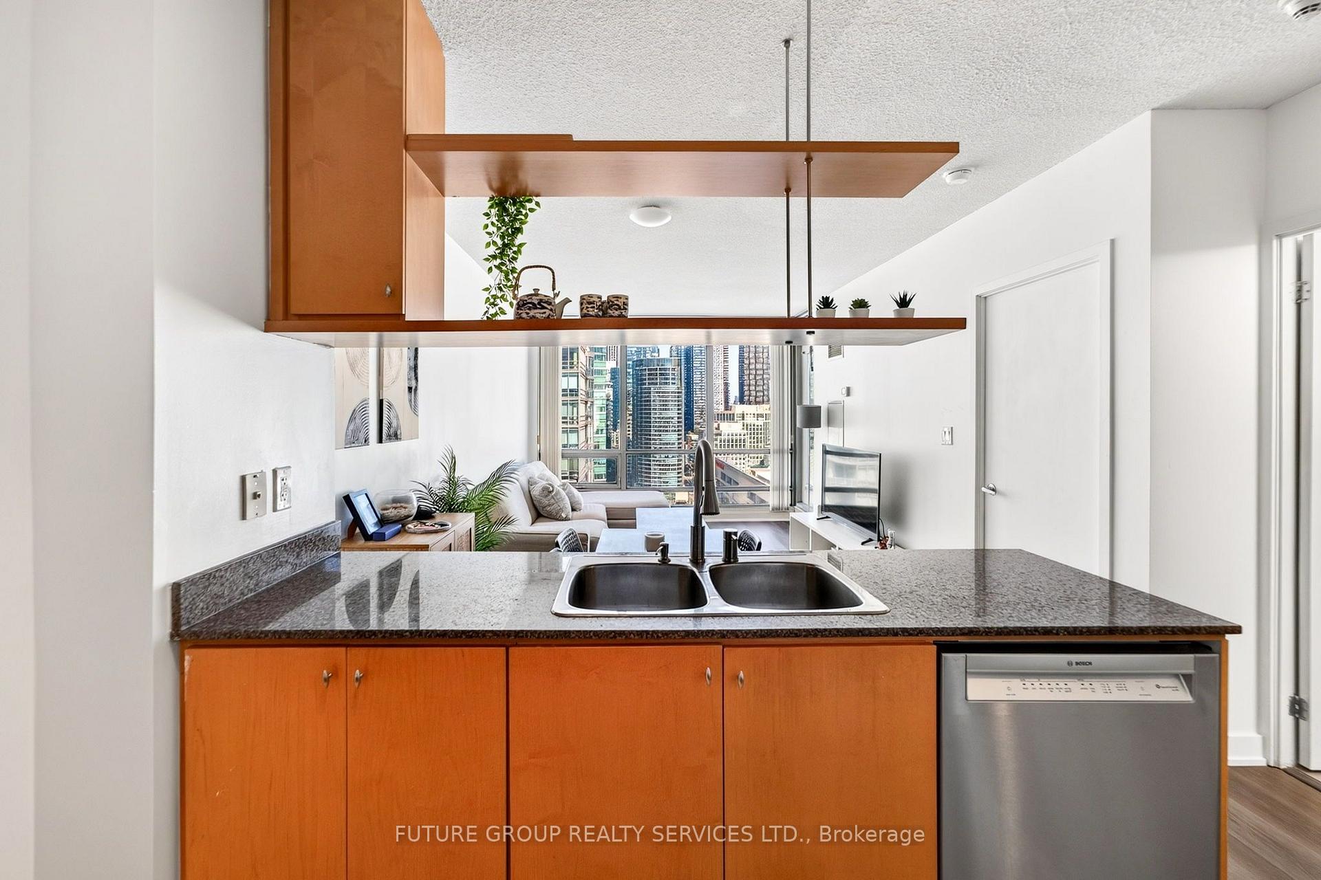 Photo 3 of 5 Mariner Terrace, Toronto, Waterfront Communities — HOMEH