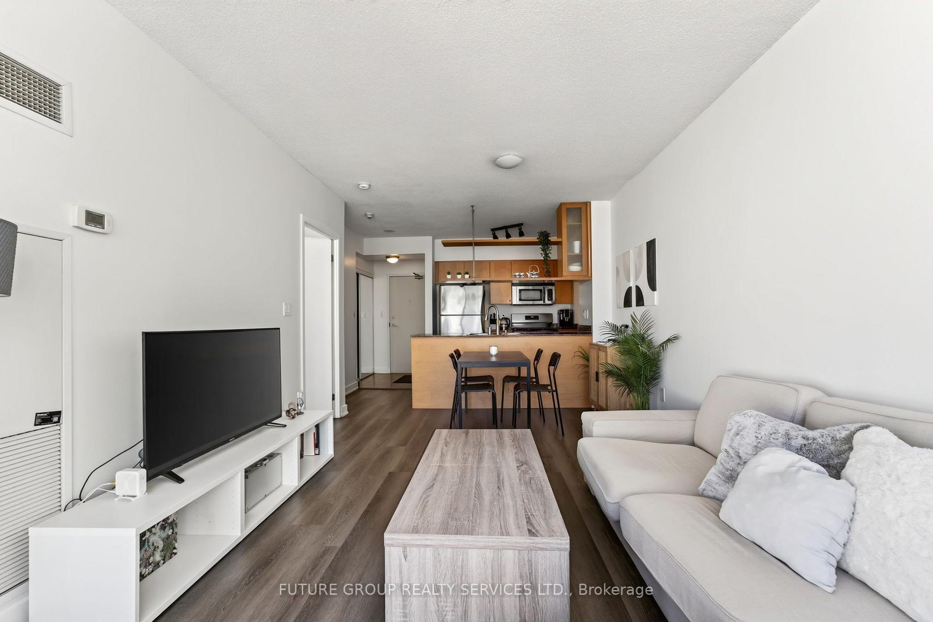 Photo 4 of 5 Mariner Terrace, Toronto, Waterfront Communities — HOMEH