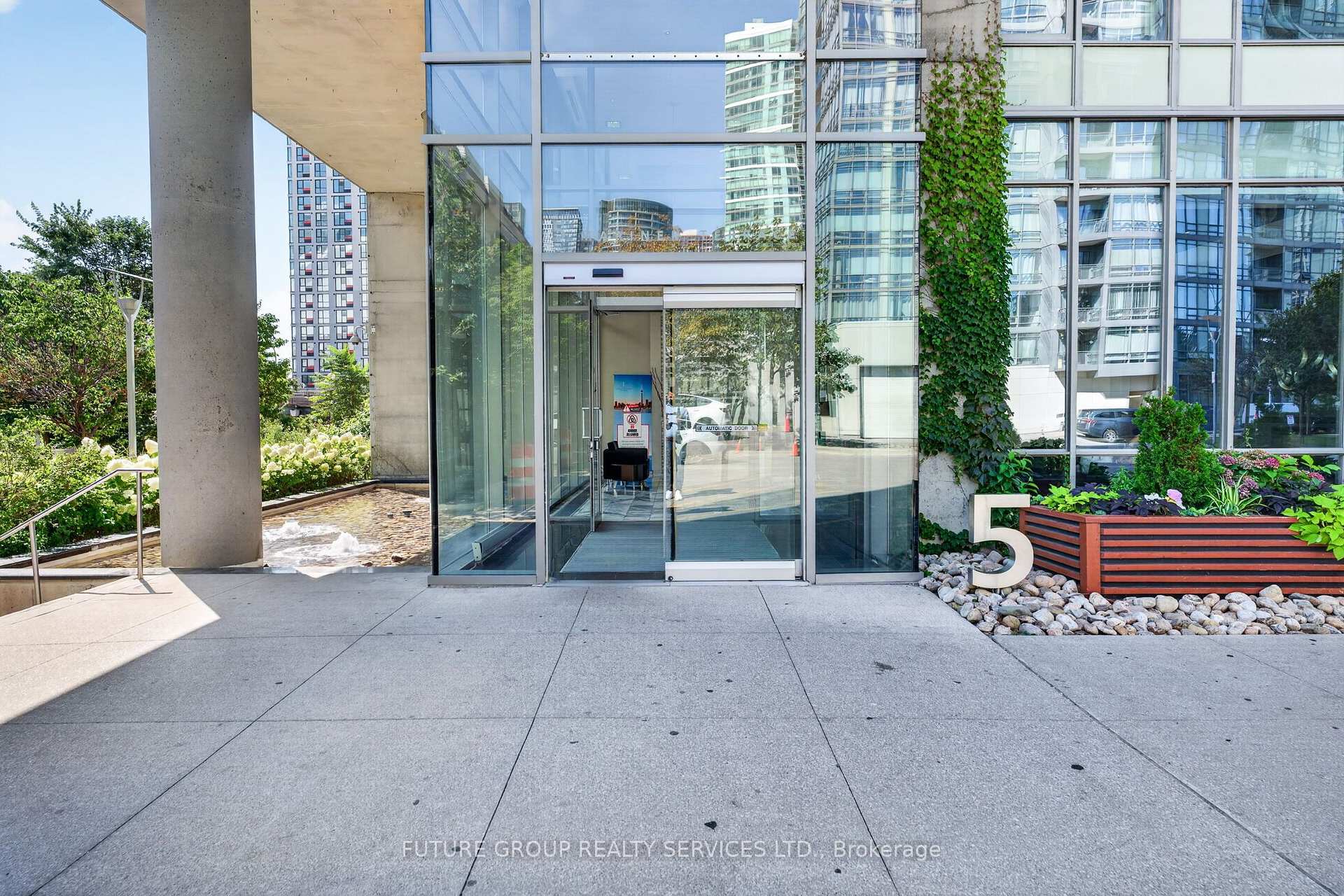 Photo 10 of 5 Mariner Terrace, Toronto, Waterfront Communities — HOMEH