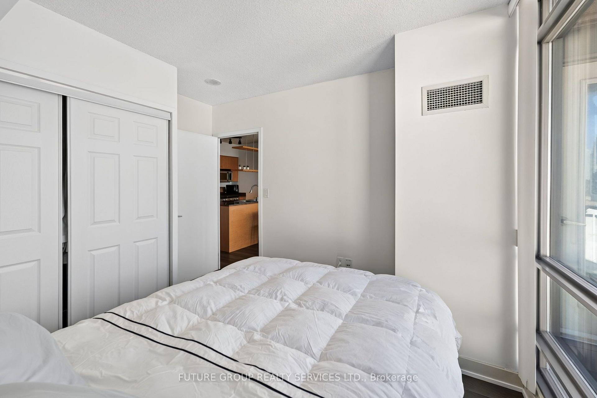 Photo 26 of 5 Mariner Terrace, Toronto, Waterfront Communities — HOMEH