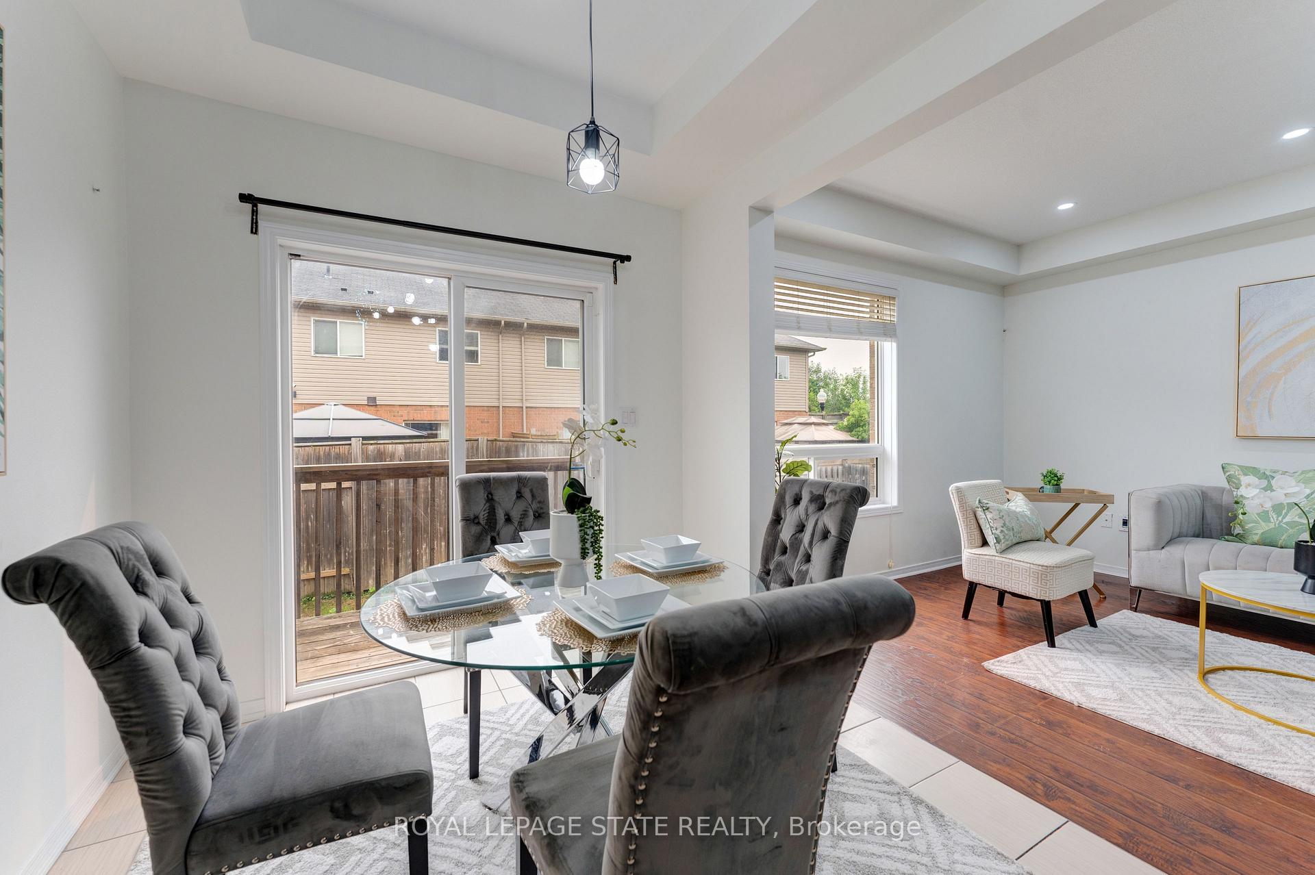 Photo 10 of 128 Palacebeach Trail, Hamilton, Lakeshore — HOMEH