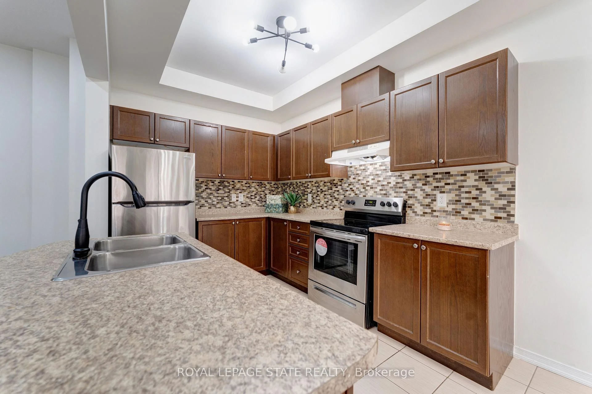 Photo 14 of 128 Palacebeach Trail, Hamilton, Lakeshore — HOMEH