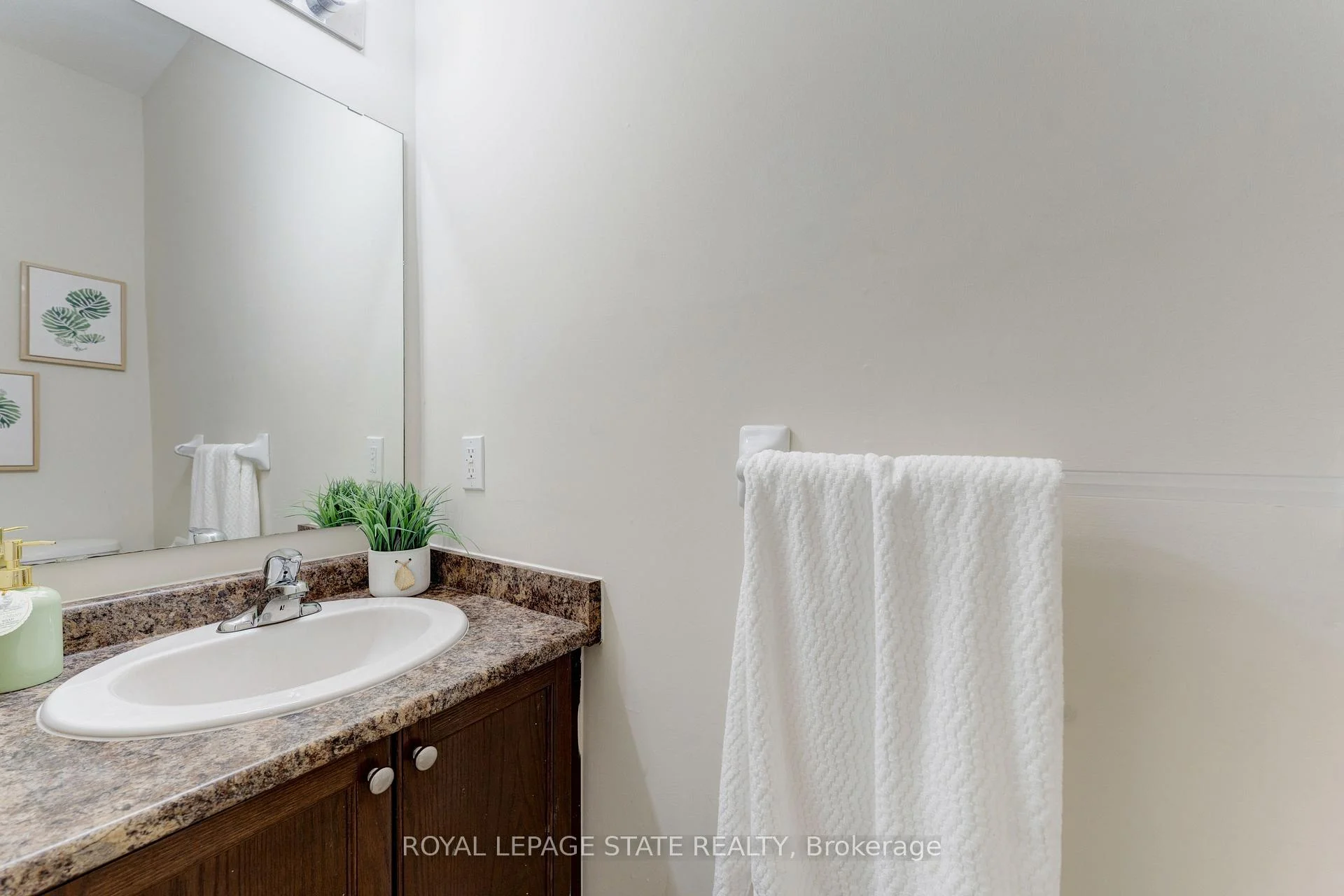 Photo 16 of 128 Palacebeach Trail, Hamilton, Lakeshore — HOMEH