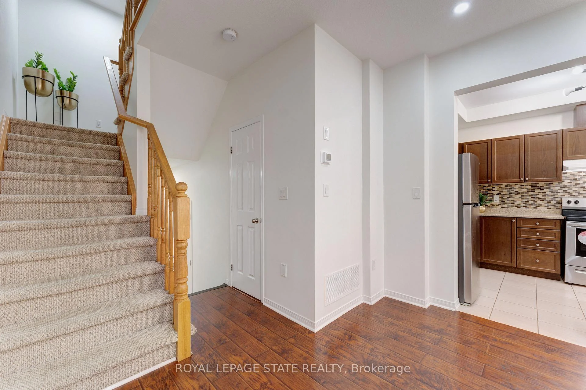 Photo 18 of 128 Palacebeach Trail, Hamilton, Lakeshore — HOMEH