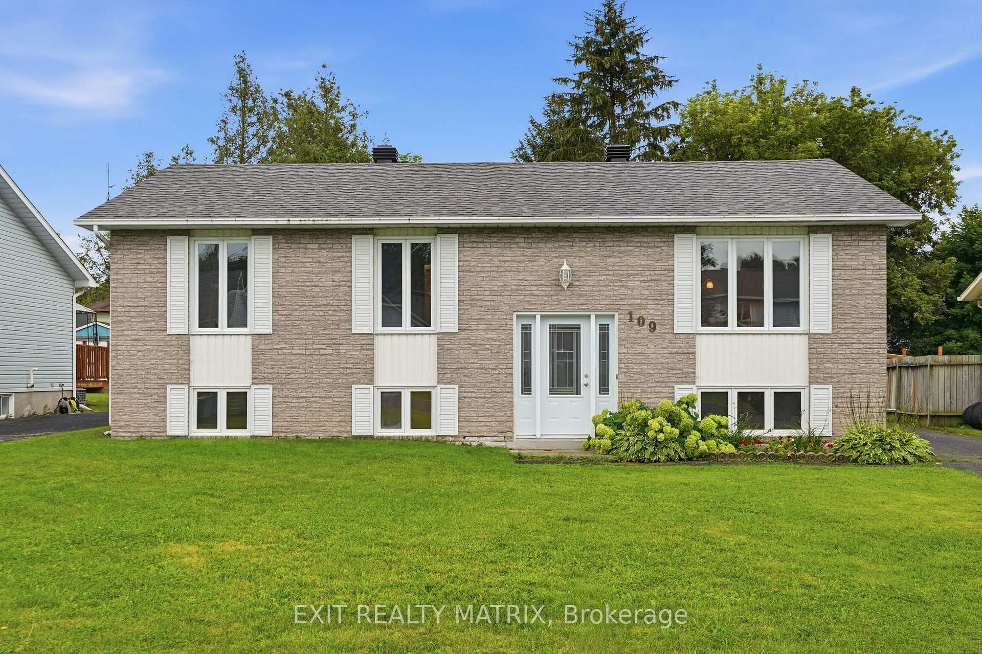 Photo 2 of 109 Oswald Street, Champlain, Vankleek Hill — HOMEH