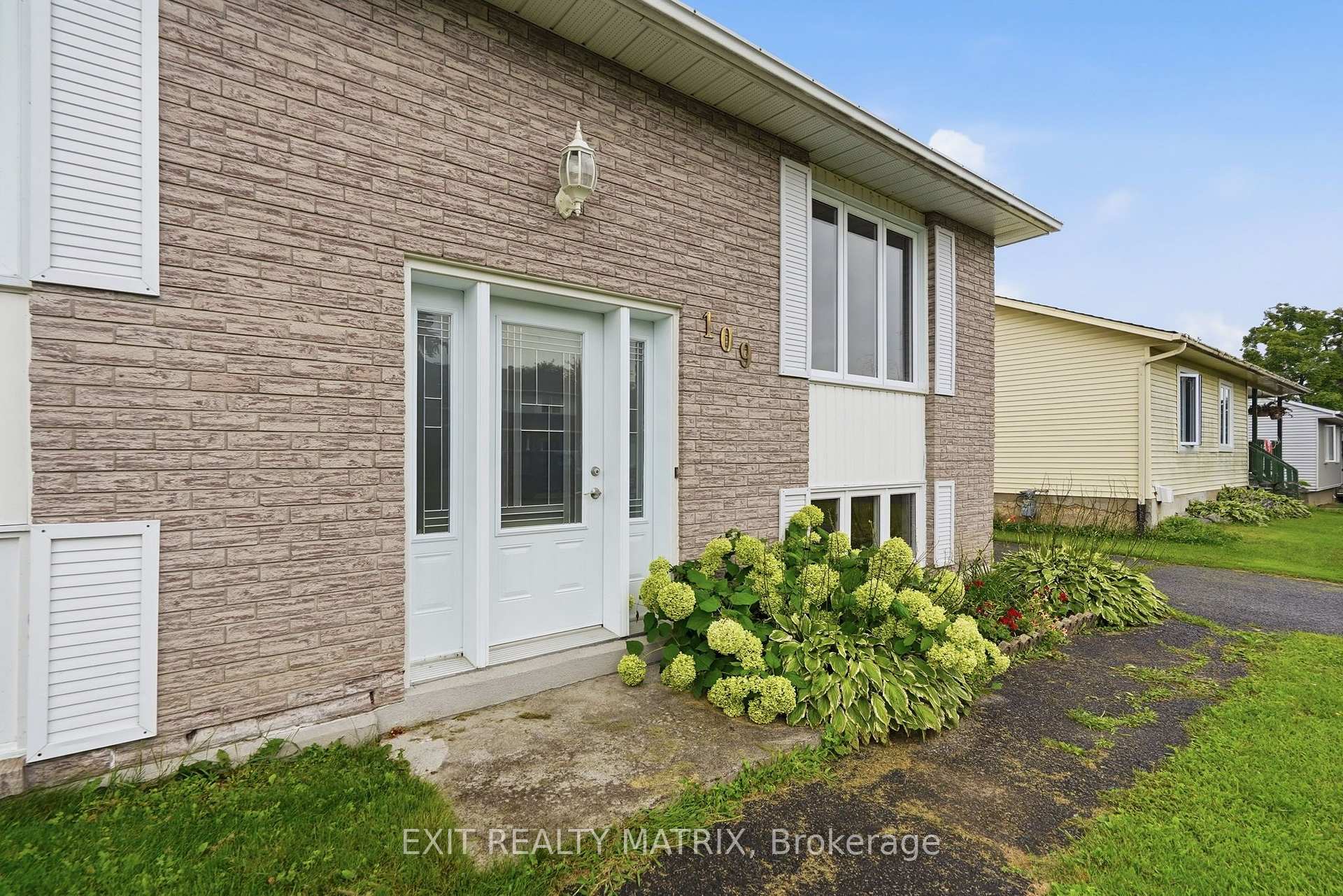 Photo 3 of 109 Oswald Street, Champlain, Vankleek Hill — HOMEH