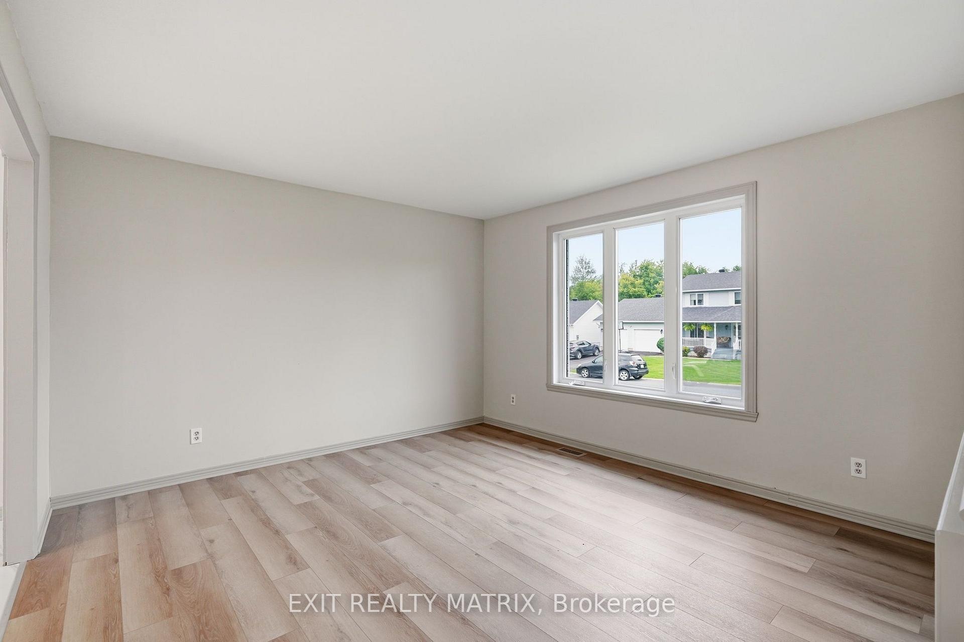 Photo 5 of 109 Oswald Street, Champlain, Vankleek Hill — HOMEH