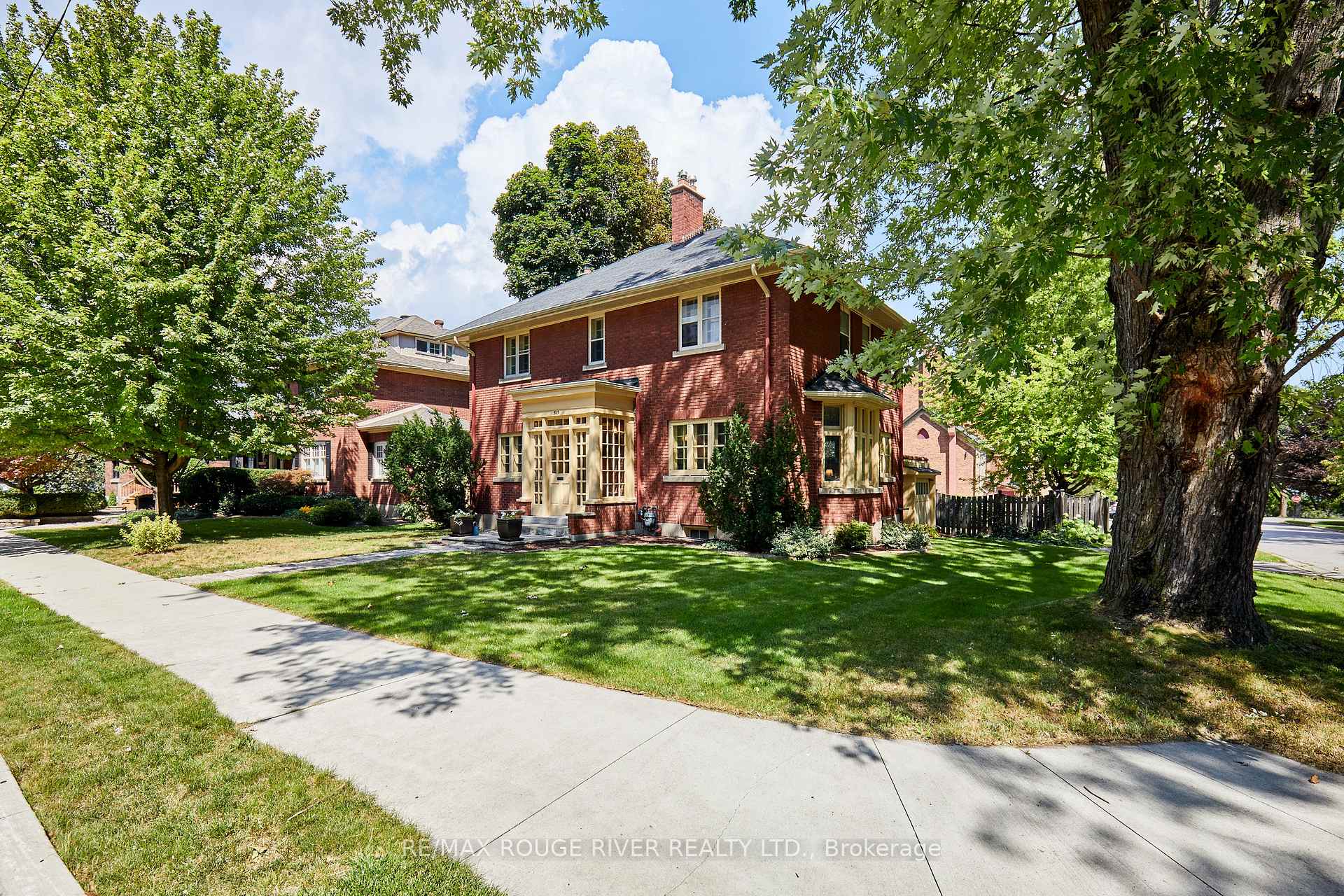 Photo 3 of 513 Centre Street S, Whitby, Downtown Whitby — HOMEH
