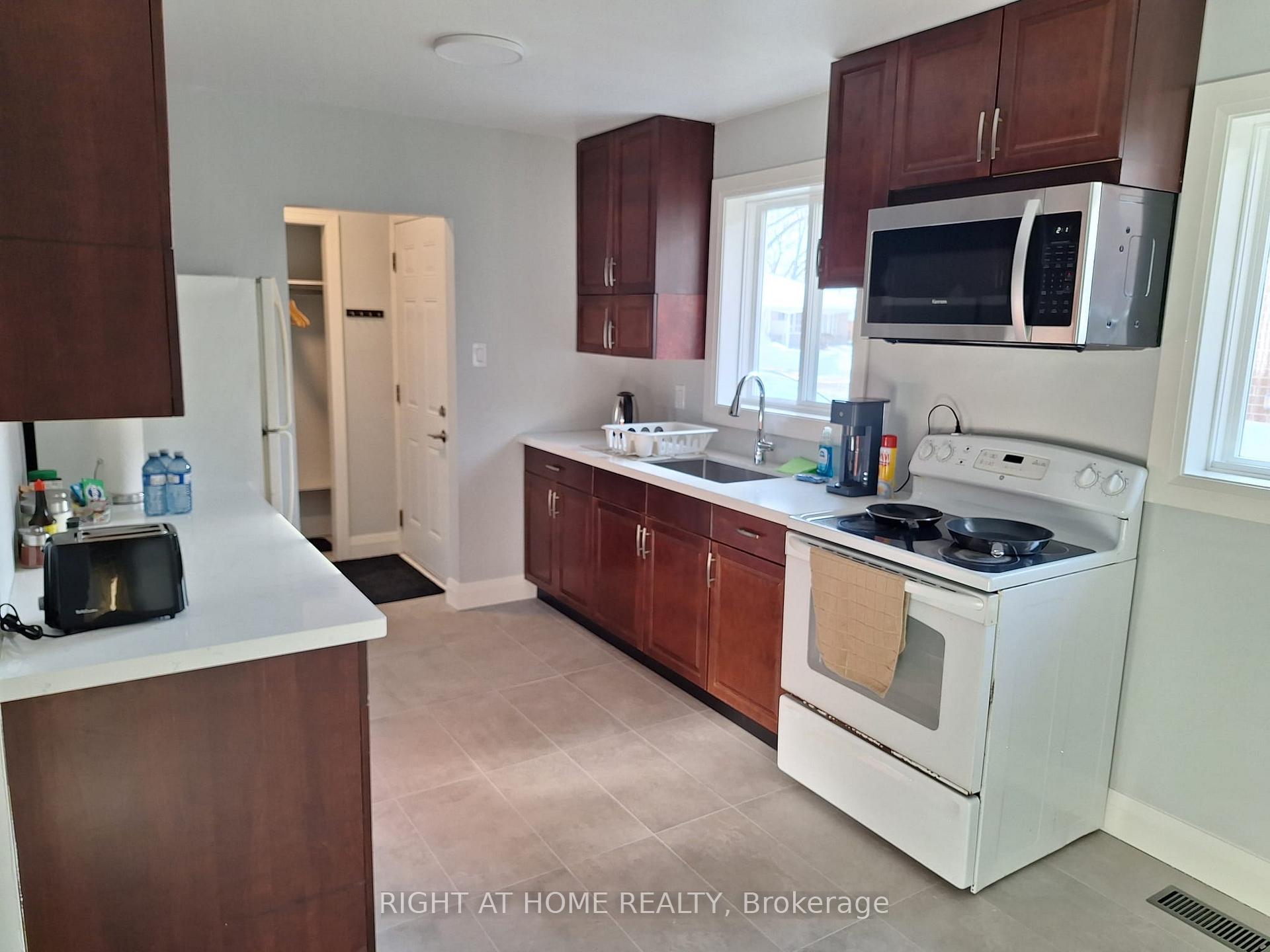 Photo 3 of 2415 Padstow Crescent, Mississauga, Clarkson — HOMEH