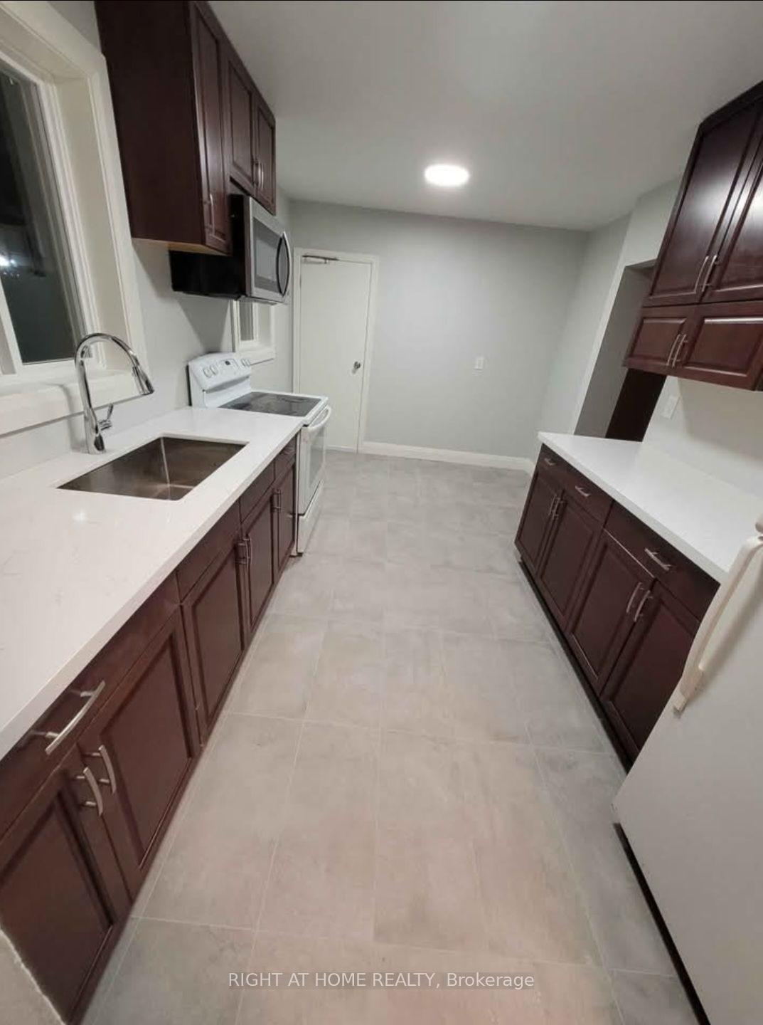 Photo 4 of 2415 Padstow Crescent, Mississauga, Clarkson — HOMEH