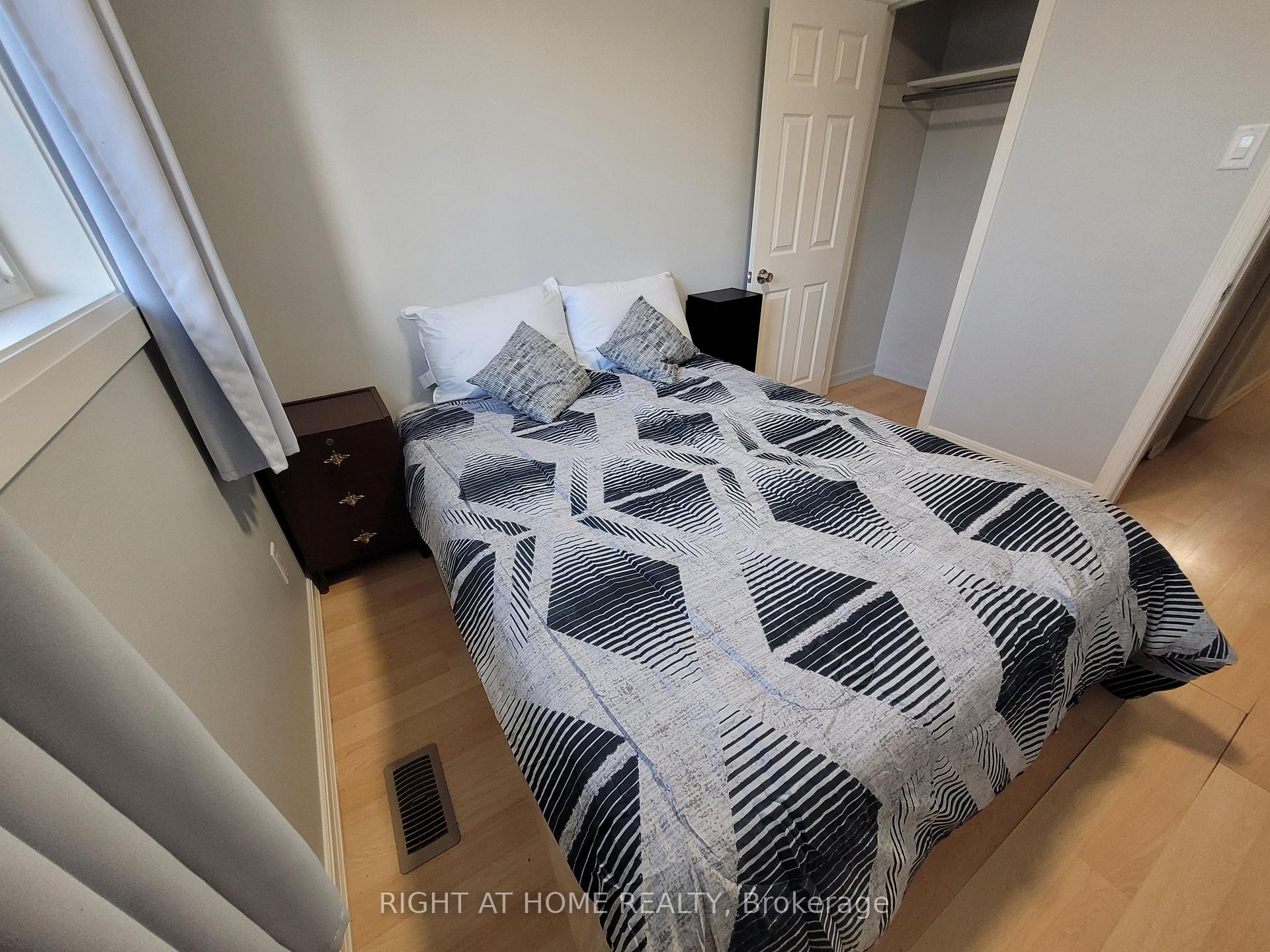 Photo 12 of 2415 Padstow Crescent, Mississauga, Clarkson — HOMEH