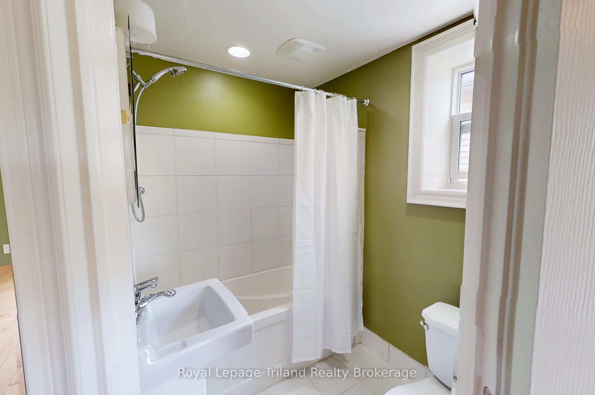 Photo 8 of 16 Broadway Street, Woodstock, Woodstock - South — HOMEH