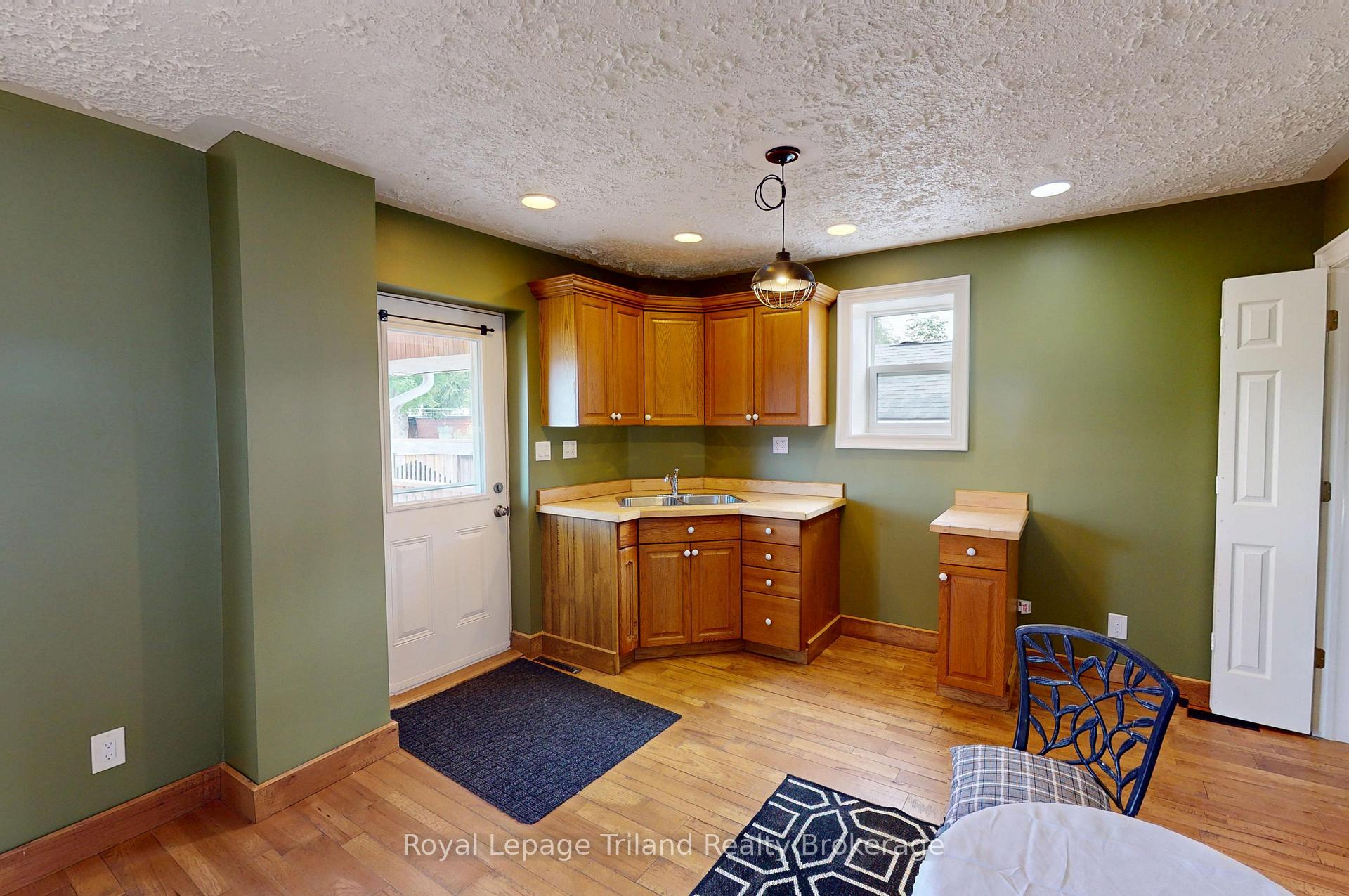 Photo 4 of 16 Broadway Street, Woodstock, Woodstock - South — HOMEH