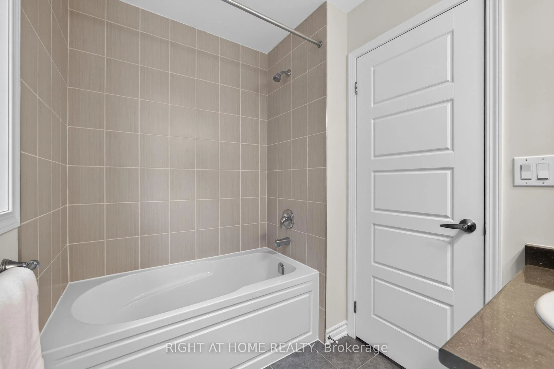 Photo 46 of 180 Spring Creek Drive, Hamilton, Waterdown — HOMEH